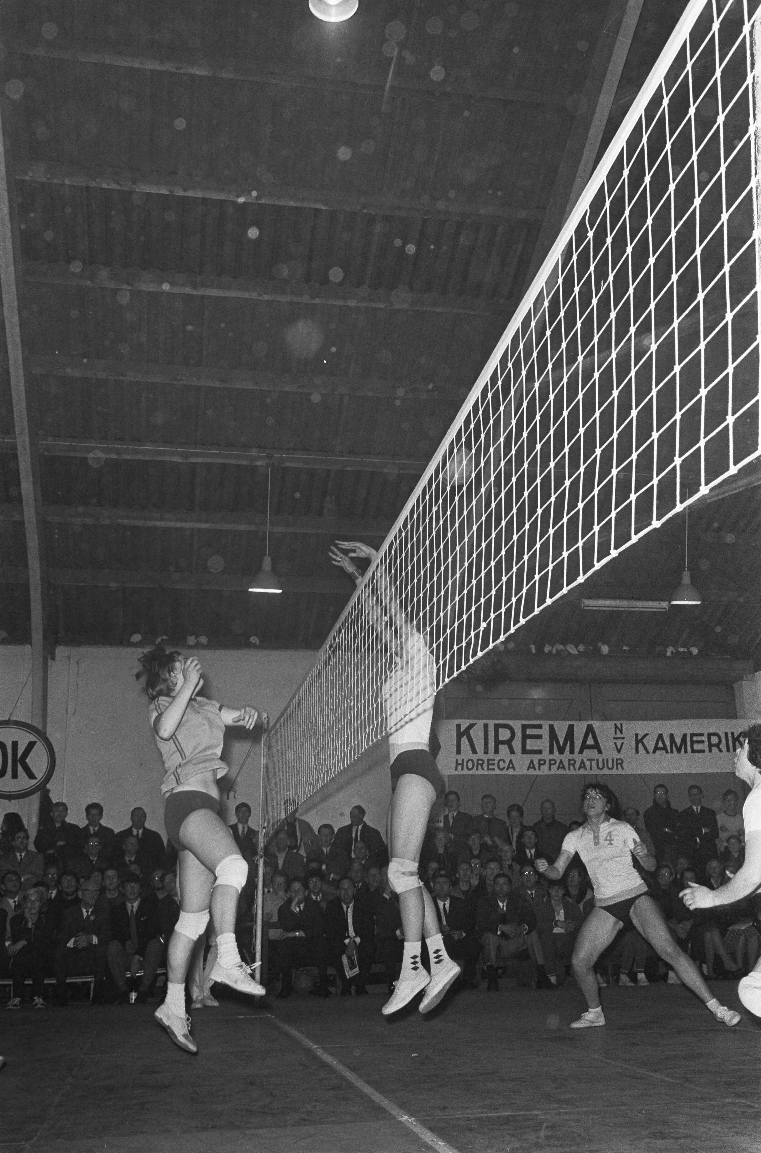 Fotocollectie Anefo — Volleybal Dames, Valboval tegen Akademik Sofia (Bulgarije) om de Europacup te Woerden (derde ronde) spelmomenten — Foto: Koch, Eric / Anefo. Licentie: Set B: Rechtenvrij / Publiek Domein. Bron: Nationaal Archief. http://hdl.handle.net/10648/ab63dcc0-d0b4-102d-bcf8-003048976d84