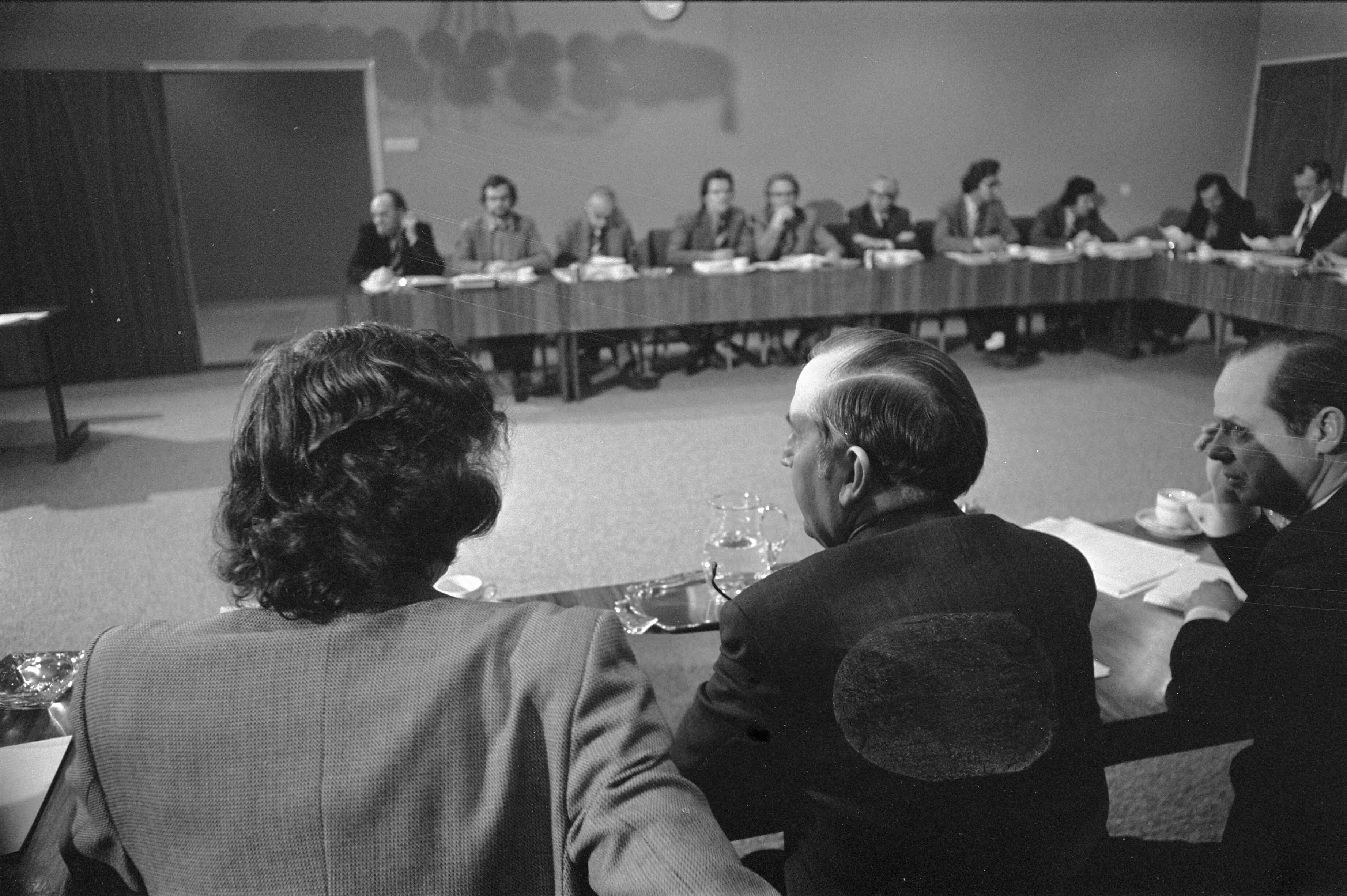 Fotocollectie Anefo — Besprekingen Centraal Akkoord in SER gebouw in Den Haag overzicht besprekingen op voorgrond Kok (NVV) — Foto: Verhoeff, Bert / Anefo. Licentie: Set B: Rechtenvrij / Publiek Domein. Bron: Nationaal Archief. http://hdl.handle.net/10648/ac5c4ca2-d0b4-102d-bcf8-003048976d84