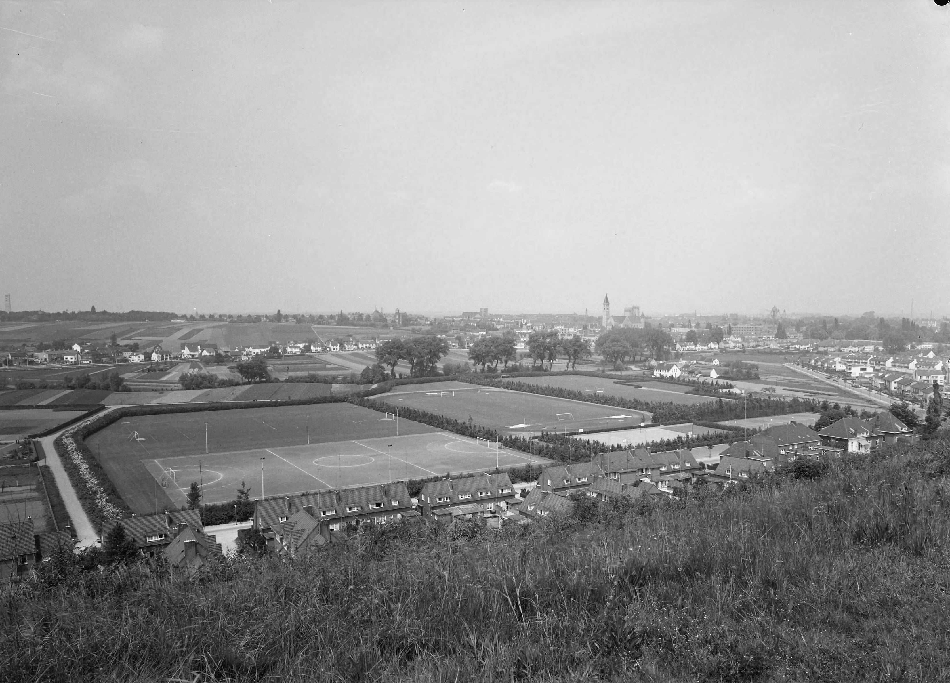 Fotocollectie Nederlandse Heidemaatschappij — Sportveldencomplex Jekerdal v/a St. Pietersberg — Foto: Wüllschleger, [...] / Heidemij. Licentie: Set B: Rechtenvrij / Publiek Domein. Bron: Nationaal Archief. http://hdl.handle.net/10648/ae79f566-d0b4-102d-bcf8-003048976d84