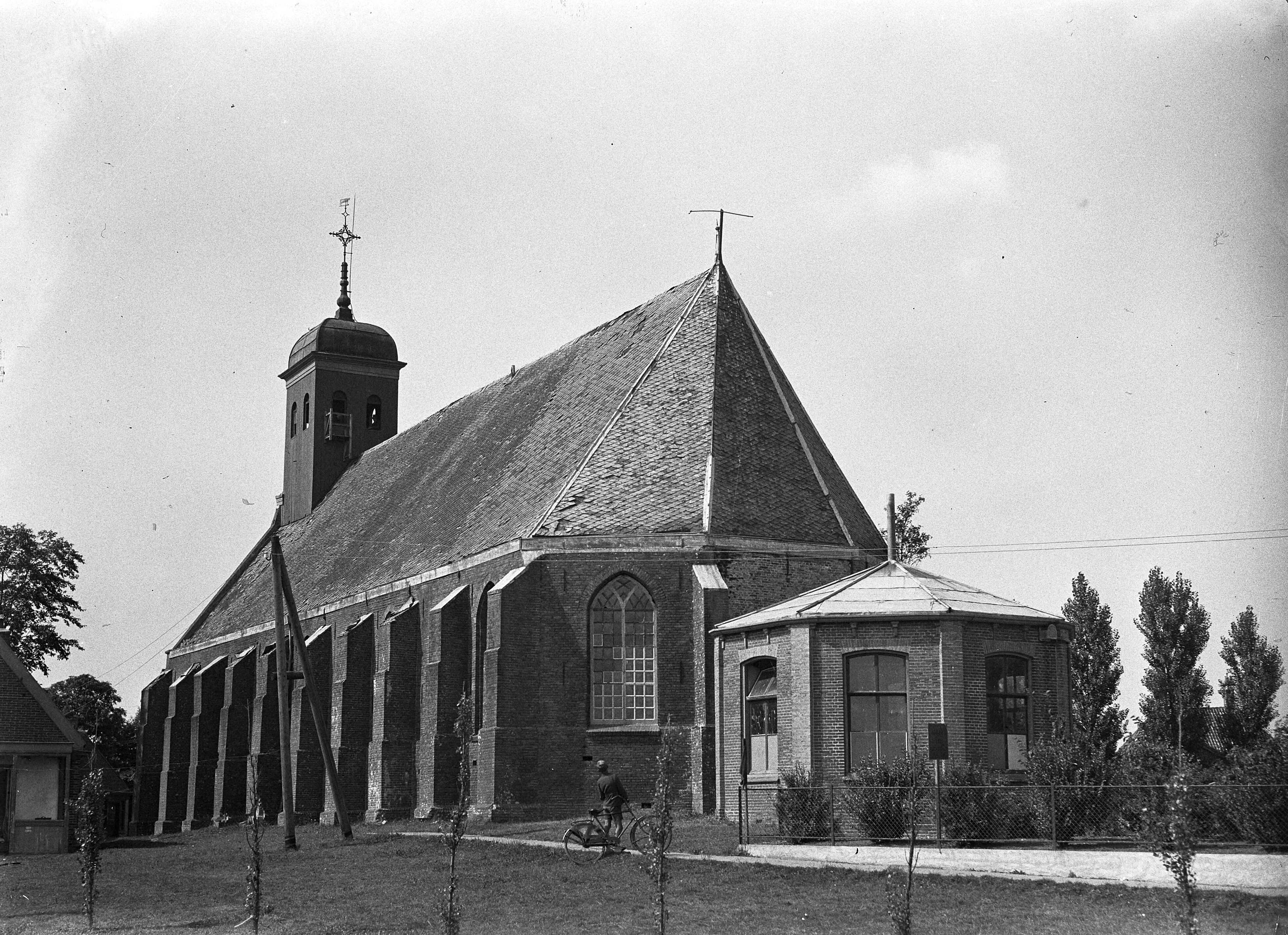 Fotocollectie Anefo — Nederlands Hervormde Kerk van Koedijk wordt gesloopt — Foto: Buiten, Klaas van / Anefo. Licentie: Set B: Rechtenvrij / Publiek Domein. Bron: Nationaal Archief. http://hdl.handle.net/10648/a8ac00e8-d0b4-102d-bcf8-003048976d84