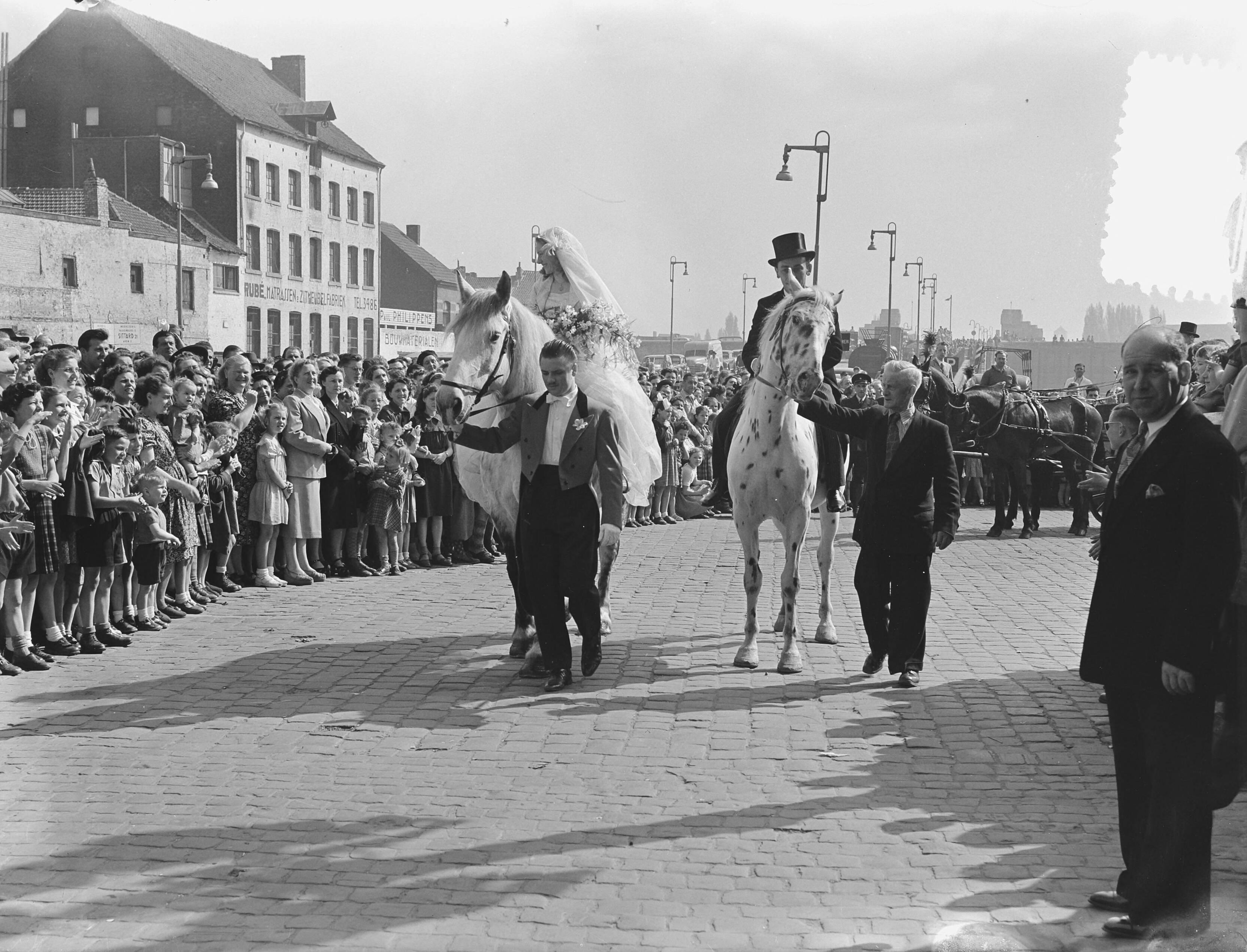 Fotocollectie Anefo — Circus-huwelijk te Maastricht, José Mullens werd de vrouw van Henry Strassburger. — Foto: Pot, Harry / Anefo. Licentie: Set B: Rechtenvrij / Publiek Domein. Bron: Nationaal Archief. http://hdl.handle.net/10648/a8f81a96-d0b4-102d-bcf8-003048976d84
