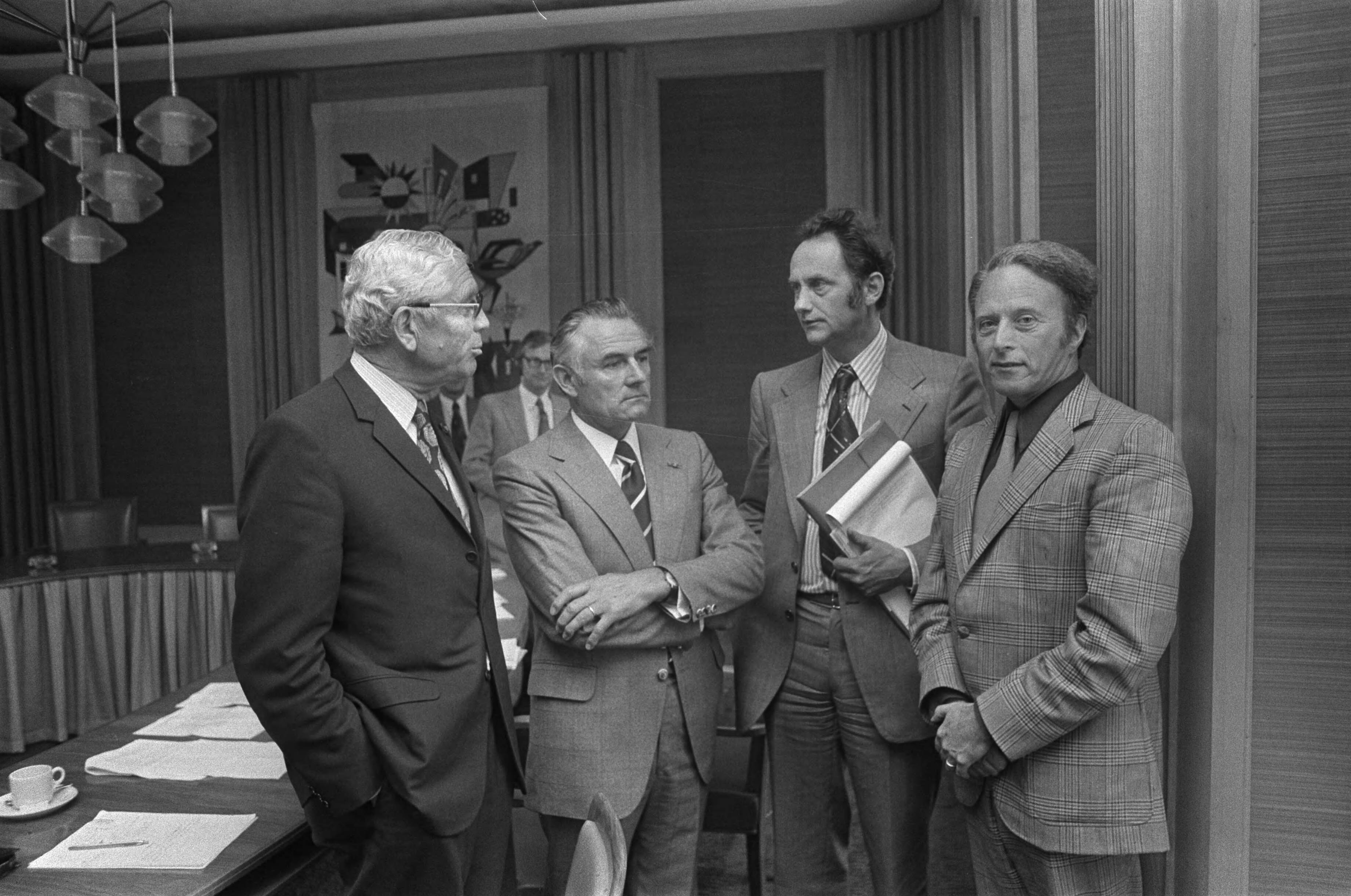 Fotocollectie Anefo — Waarnemend Minister van Landbouw , Boersma ontvangt gedelegeerden van de boeren en tuindersbond in Den Haag v.l.n.r. Knotnerus (KNLC), Mertens (KNBTB), Boersma en — Foto: Peters, Hans / Anefo. Licentie: Set B: Rechtenvrij / Publiek Domein. Bron: Nationaal Archief. http://hdl.handle.net/10648/ac51d092-d0b4-102d-bcf8-003048976d84