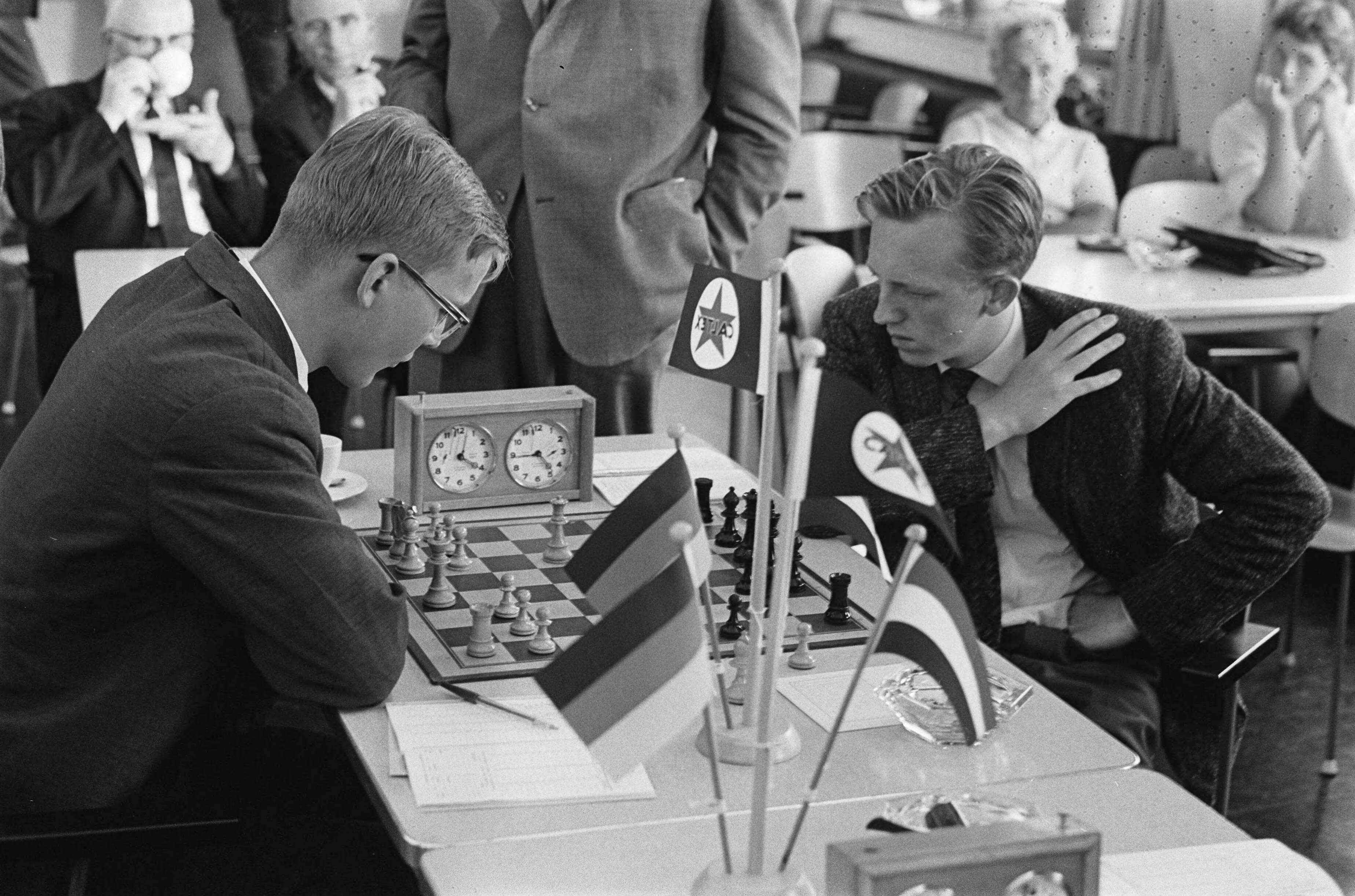 Fotocollectie Anefo — Landenschaaktoernooi in het Caltexgebouw te Den Haag. Helmut Pfleger en Coen Zuidema — Foto: Gelderen, Hugo van / Anefo. Licentie: Set B: Rechtenvrij / Publiek Domein. Bron: Nationaal Archief. http://hdl.handle.net/10648/aa3ee54c-d0b4-102d-bcf8-003048976d84