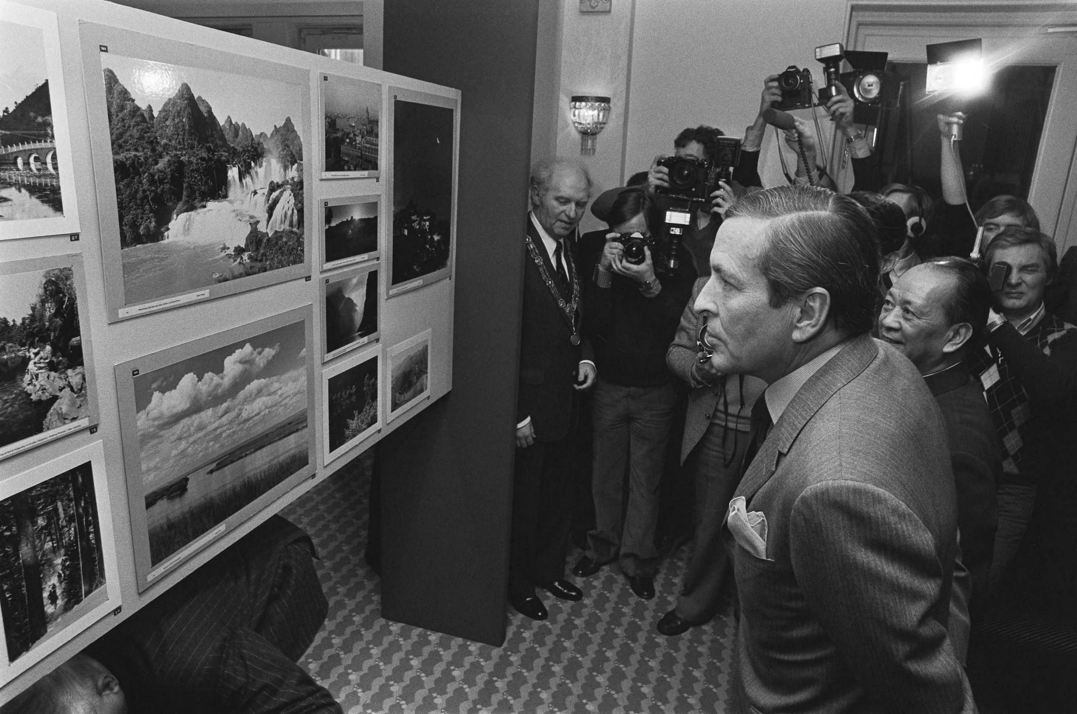 Fotocollectie Anefo — Prins Claus woonde opening van fototentoonstelling "China Nu" in het Kurhaus te Scheveningen bij. Claus bekijkt de tentoonstelling — Foto: Antonisse, Marcel / Anefo. Licentie: Set B: Rechtenvrij / Publiek Domein. Bron: Nationaal Archief. http://hdl.handle.net/10648/ad0f9f5a-d0b4-102d-bcf8-003048976d84
