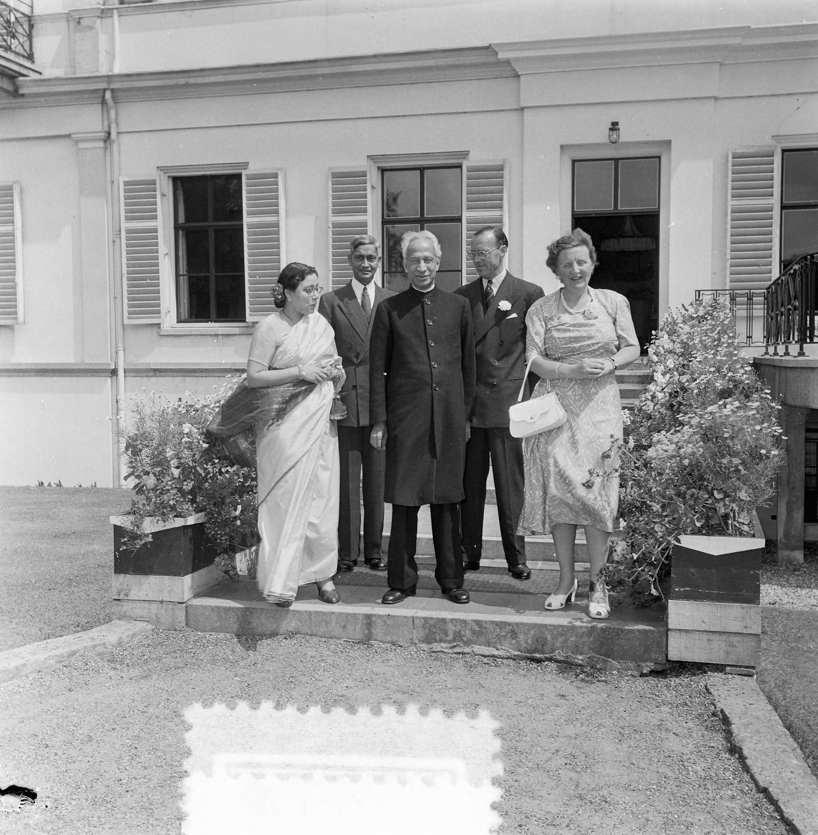 Fotocollectie Anefo — Ontvangst op paleis Soestdijk van de vice-president van India Sarvepall Radhakrishnan en echtgenote door koningin Juliana en prins Bernhard, waar zij tevens de lunch gebruikten. Vlnr. de echtgenote van de vice-president, de Indiase ambassadeur Chakravanty, de vice-president, prins Bernhard, koningin Juliana — Foto: Noske, J.D. / Anefo. Licentie: Set B: Rechtenvrij / Publiek Domein. Bron: Nationaal Archief. http://hdl.handle.net/10648/a90f0f26-d0b4-102d-bcf8-003048976d84