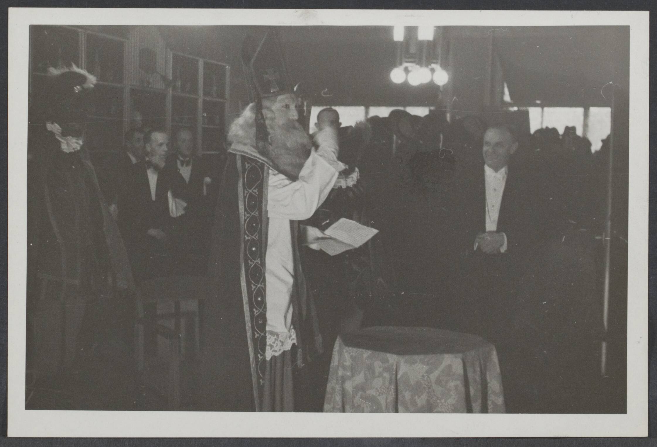 Gewonden Nederland — St. Nicolaasfeest voor oorlogsgewonden in Den Haag. Aankomst Sinterklaas — Foto: Valks, H.J.M. / Spaarnestad. Licentie: Set B: Rechtenvrij / Publiek Domein. Bron: Nationaal Archief. http://hdl.handle.net/10648/399cd926-8145-8598-8b17-a17bd9a30448