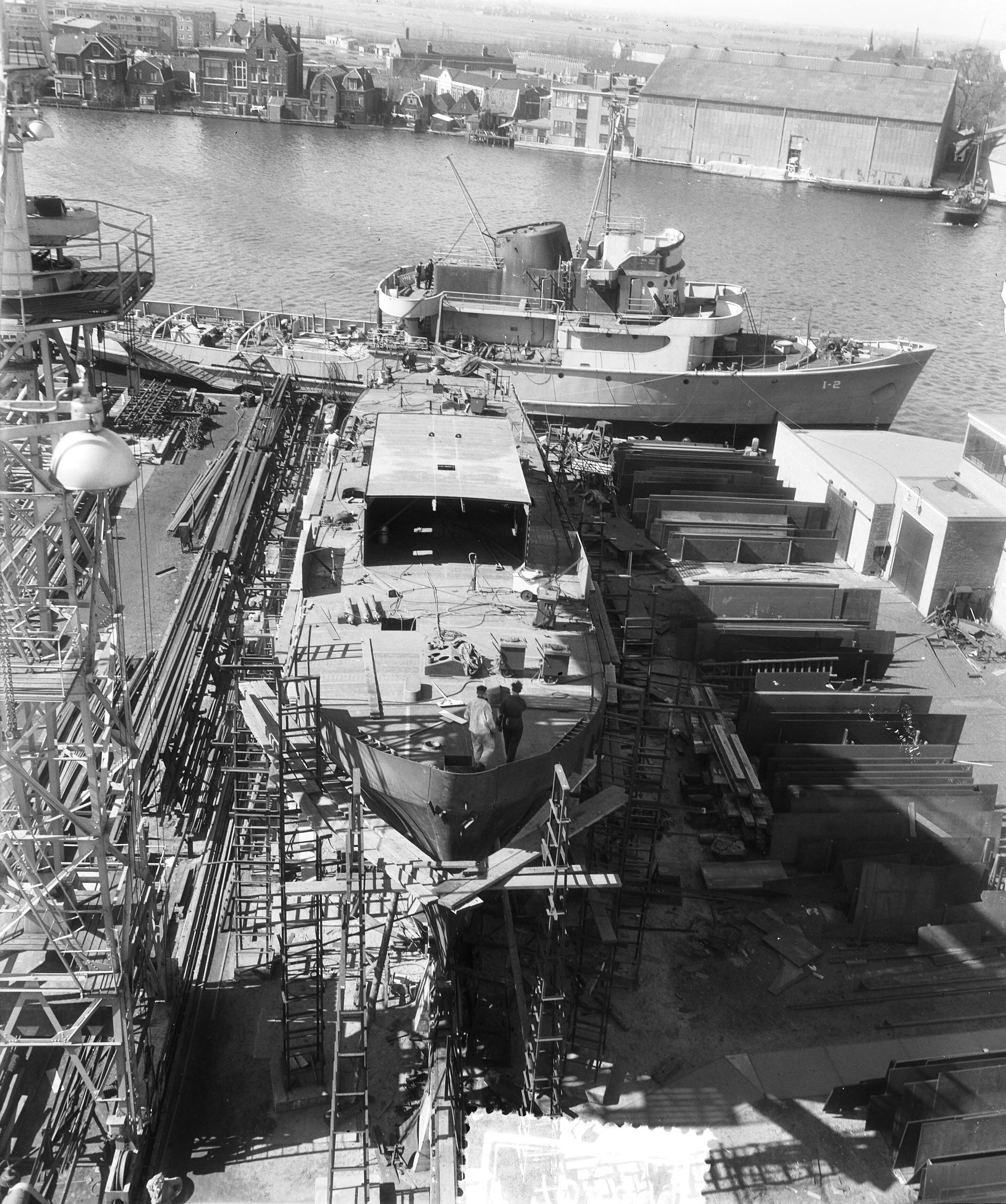 Fotocollectie Anefo — Nieuwe hospitaalkerkschip "De Hoop" in aanbouw te Zaandam — Foto: Rossem, Wim van / Anefo. Licentie: Set B: Rechtenvrij / Publiek Domein. Bron: Nationaal Archief. http://hdl.handle.net/10648/a93297c0-d0b4-102d-bcf8-003048976d84
