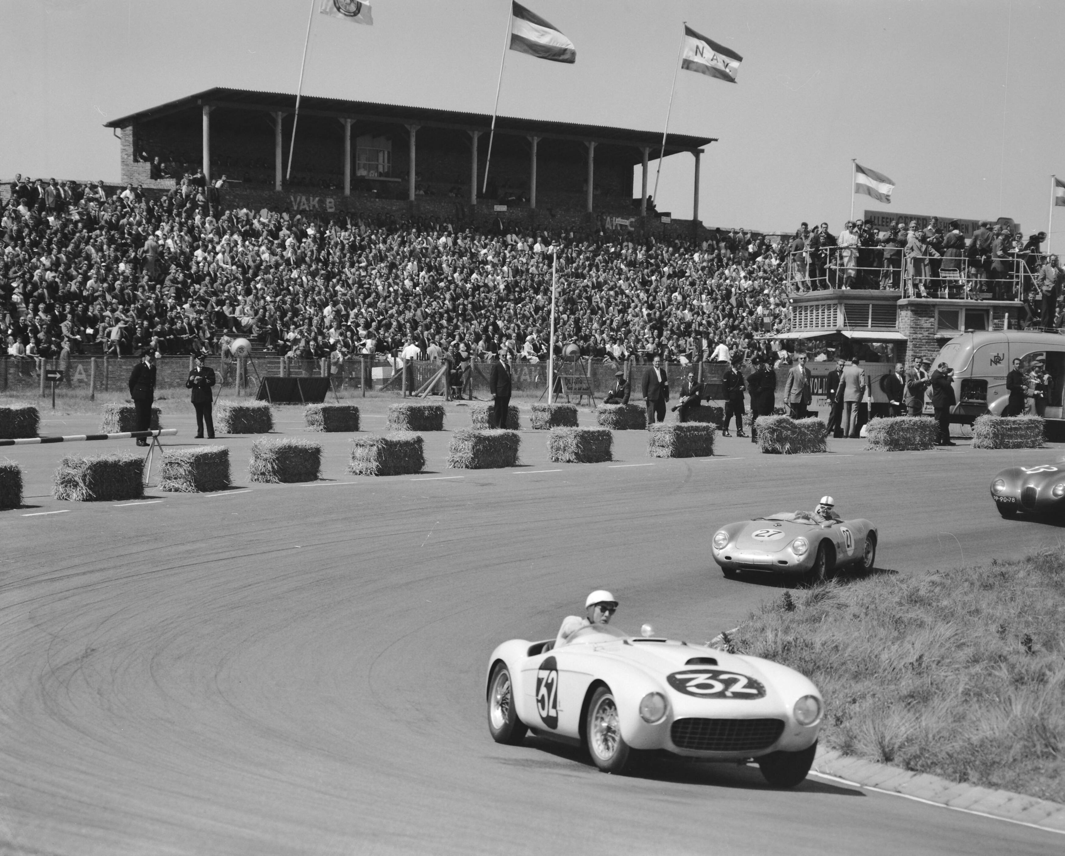 Fotocollectie Anefo — Autoraces op Zandvoort — Foto: Bilsen, Joop van / Anefo. Licentie: Set B: Rechtenvrij / Publiek Domein. Bron: Nationaal Archief. http://hdl.handle.net/10648/a961a24a-d0b4-102d-bcf8-003048976d84