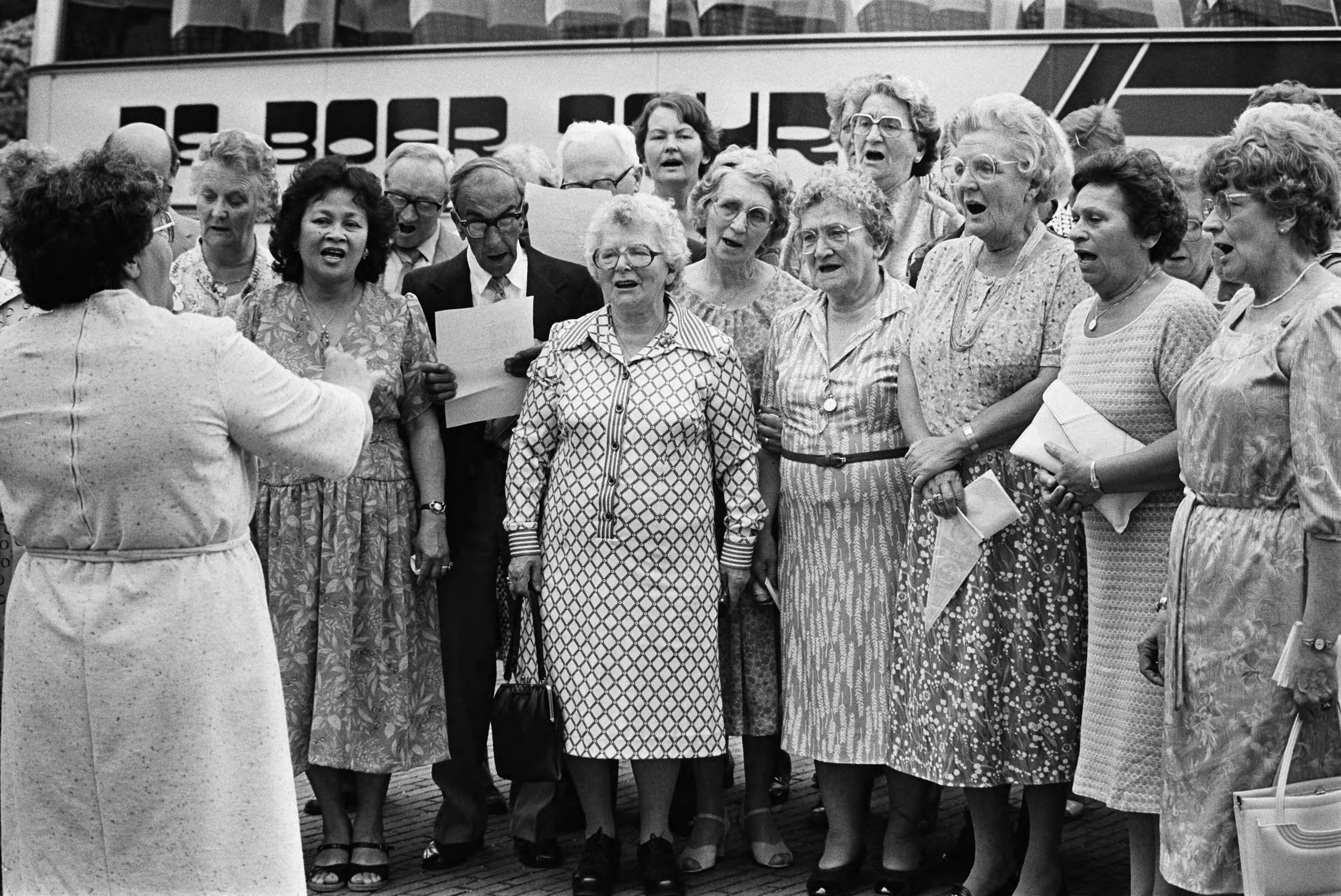 Fotocollectie Anefo — Traditionele bejaardendefile ter ere van Prinses Juliana op Soestdijk; Prinses Juliana zong vrolijk mee in het bejaardenkoor "Jong geleerd Oud gedaan" / — Foto: Croes, Rob C. / Anefo. Licentie: Set B: Rechtenvrij / Publiek Domein. Bron: Nationaal Archief. http://hdl.handle.net/10648/acfd3fb8-d0b4-102d-bcf8-003048976d84