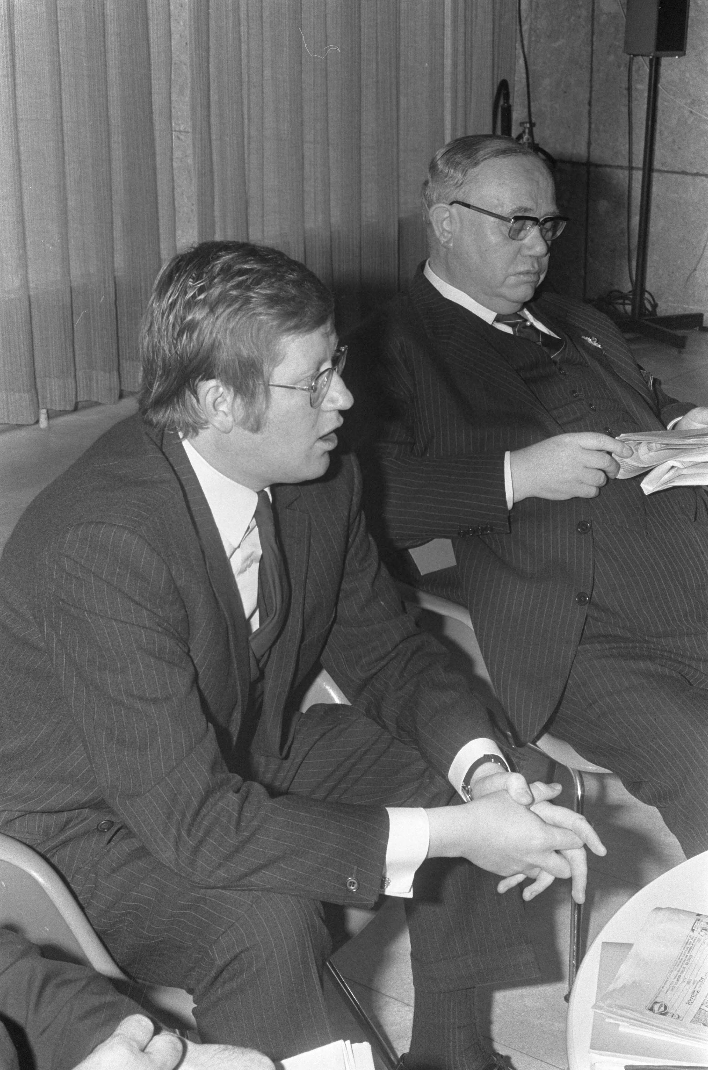 Fotocollectie Anefo — VVD-hoofdbestuur bijeen in Breda om lijsttrekker te kiezen nummer 3 en 4 Wiegel (links) en Van Riel — Foto: Verhoeff, Bert / Anefo. Licentie: Set B: Rechtenvrij / Publiek Domein. Bron: Nationaal Archief. http://hdl.handle.net/10648/abf70216-d0b4-102d-bcf8-003048976d84