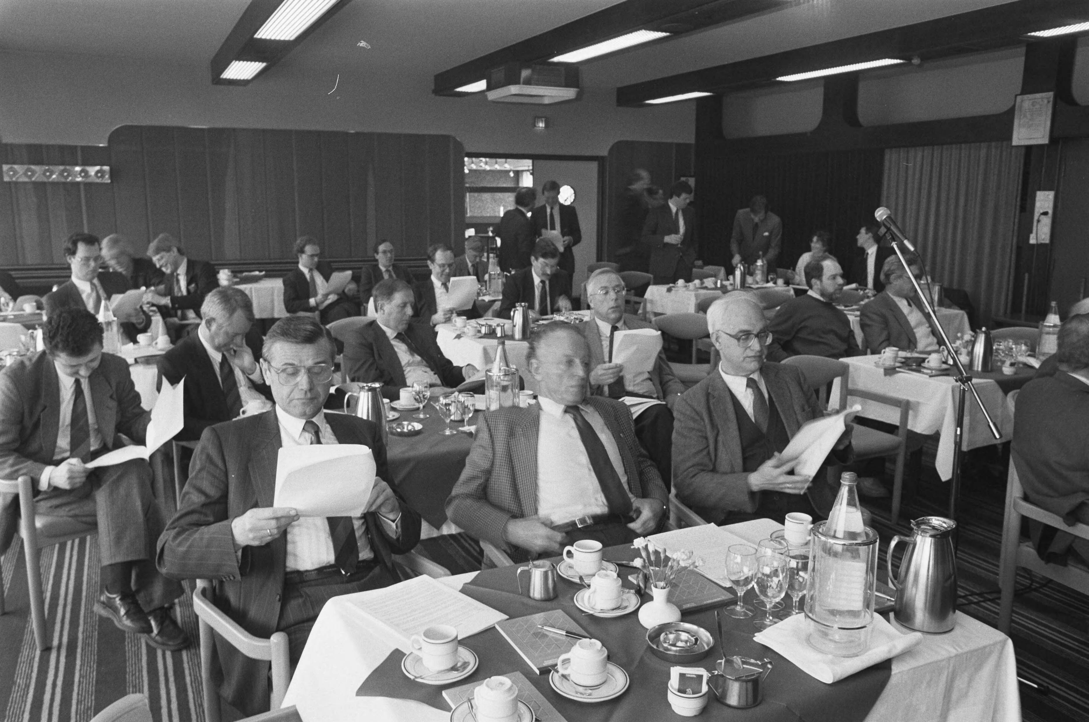 Fotocollectie Anefo — Opdracht Financieel Dagblad ; aandeelhoudersvergadering van Twijnstra en Gudde in Deventer — Foto: Croes, Rob C. / Anefo. Licentie: Set B: Rechtenvrij / Publiek Domein. Bron: Nationaal Archief. http://hdl.handle.net/10648/ad69db32-d0b4-102d-bcf8-003048976d84