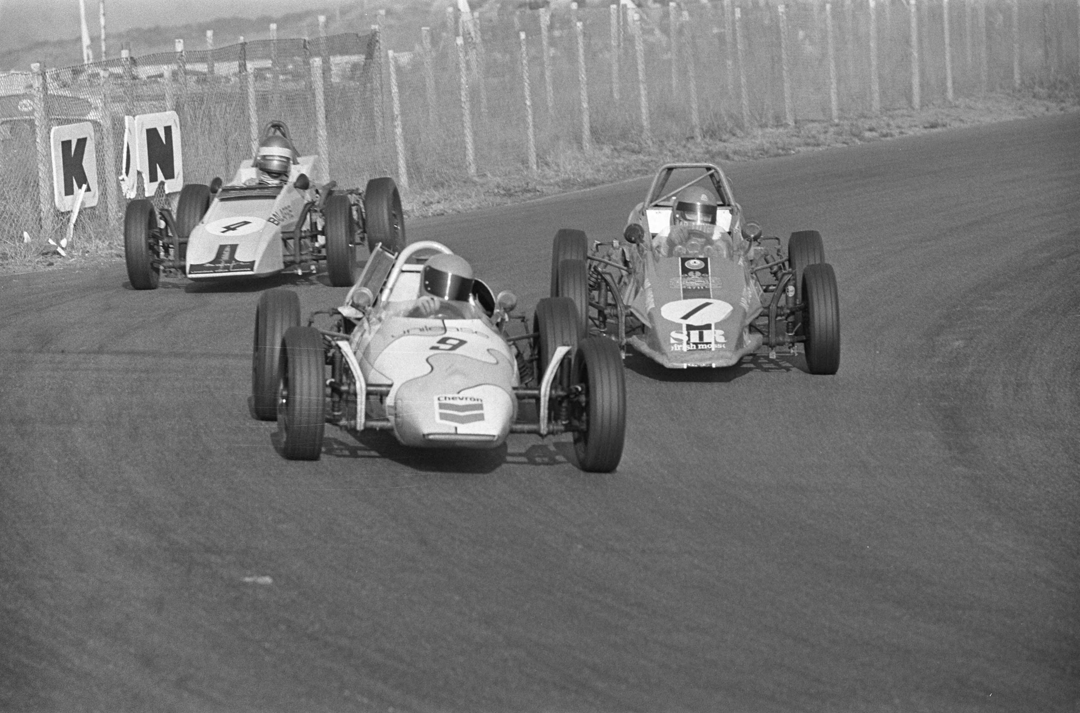 Fotocollectie Anefo — Slotraces op Zandvoort (auto), Formule Vee (no 1 Jaap Luyendijk , no 9 Jelle Hingst ) — Foto: Croes, Rob C. / Anefo. Licentie: Set B: Rechtenvrij / Publiek Domein. Bron: Nationaal Archief. http://hdl.handle.net/10648/abf8b250-d0b4-102d-bcf8-003048976d84