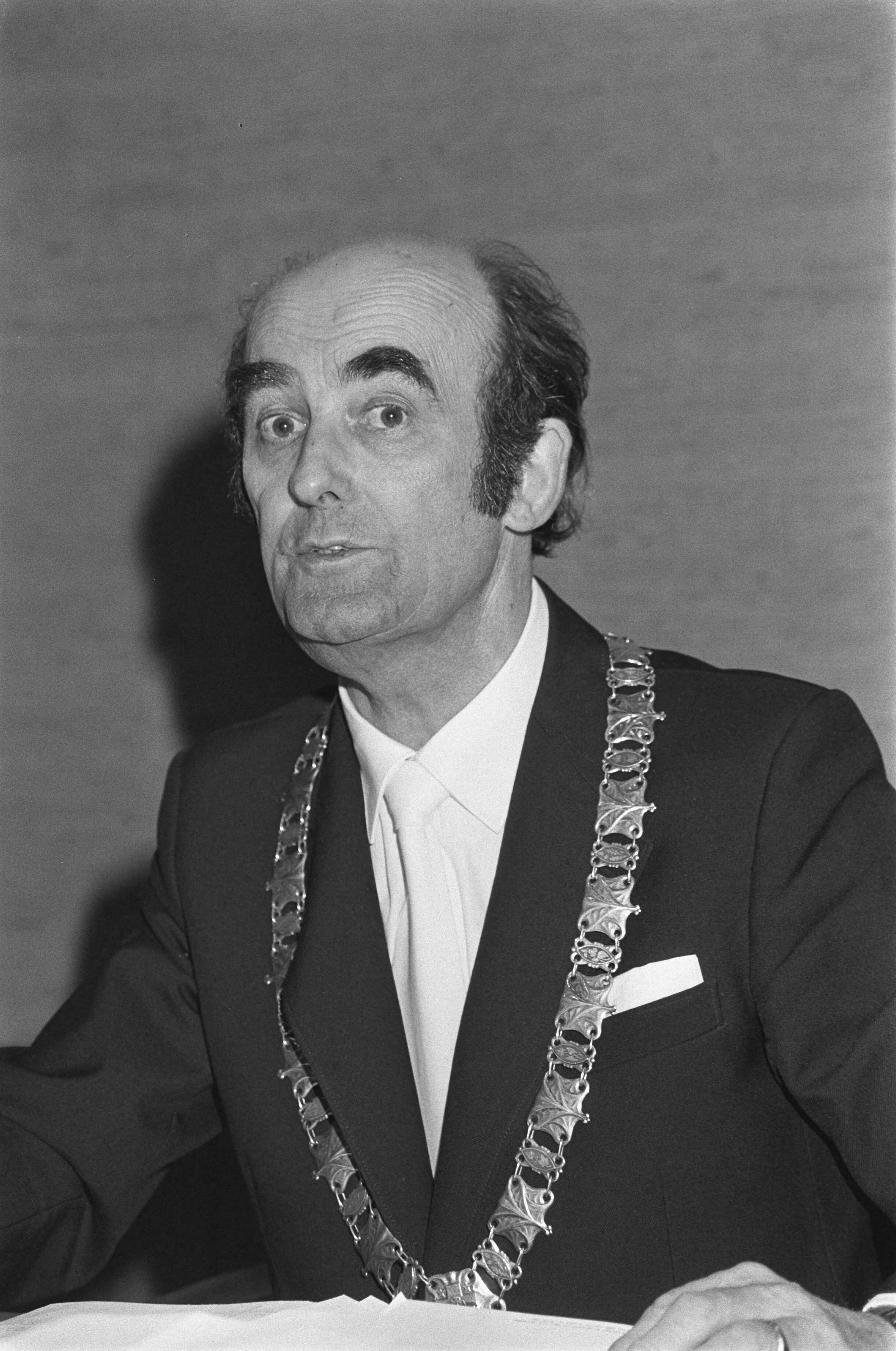 Fotocollectie Anefo — Burgemeester Jan Aantjes van Bussum tijdens gemeenteraadsverkiezing — Foto: Dijk, Hans van / Anefo. Licentie: Set B: Rechtenvrij / Publiek Domein. Bron: Nationaal Archief. http://hdl.handle.net/10648/ad0ff252-d0b4-102d-bcf8-003048976d84