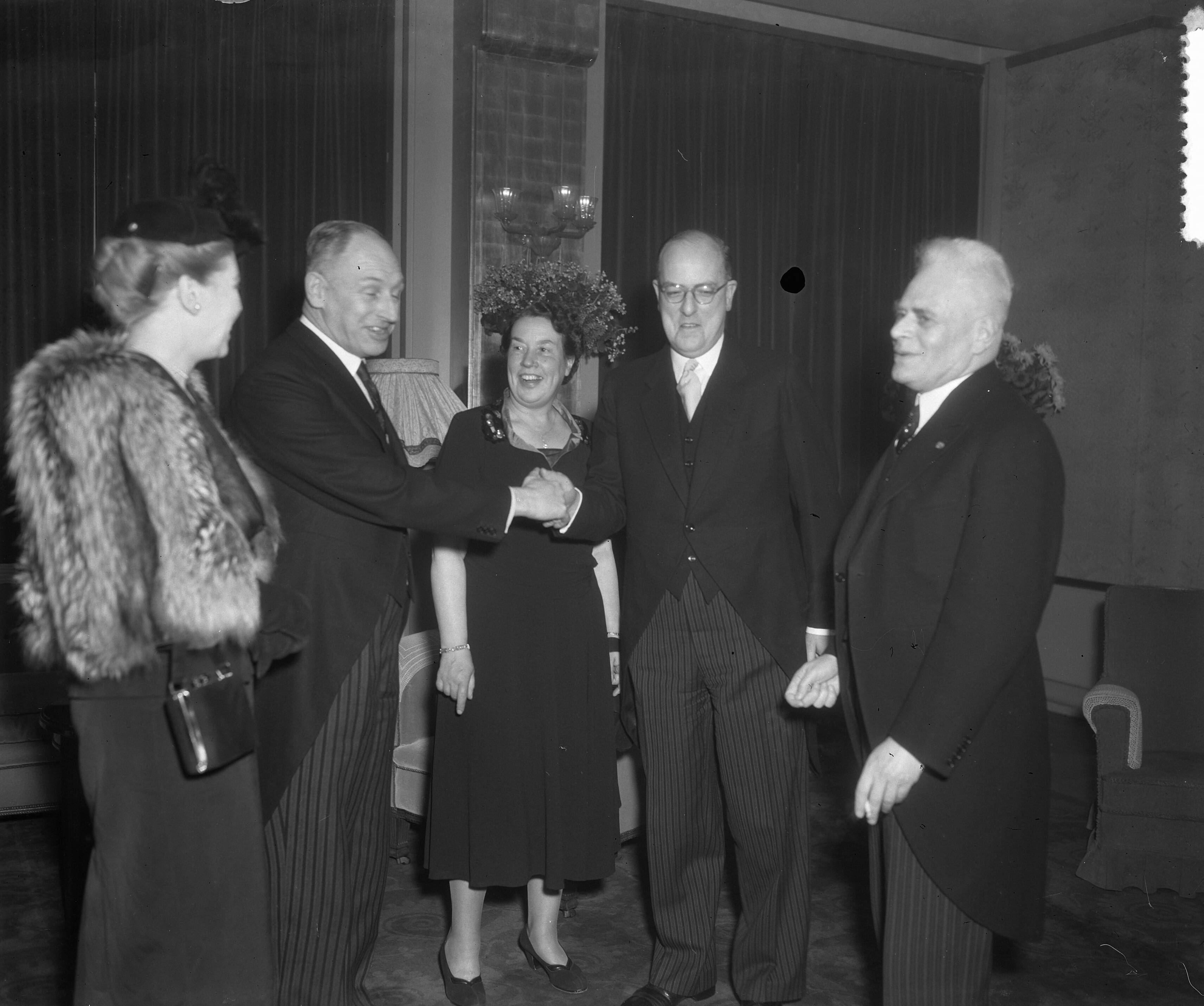 Fotocollectie Anefo — Nieuwjaarsreceptie van Commissaris der Koningin in Zuid-Holland te Den Haag — Foto: Duinen, H. van / Anefo. Licentie: Set B: Rechtenvrij / Publiek Domein. Bron: Nationaal Archief. http://hdl.handle.net/10648/a8f3b230-d0b4-102d-bcf8-003048976d84