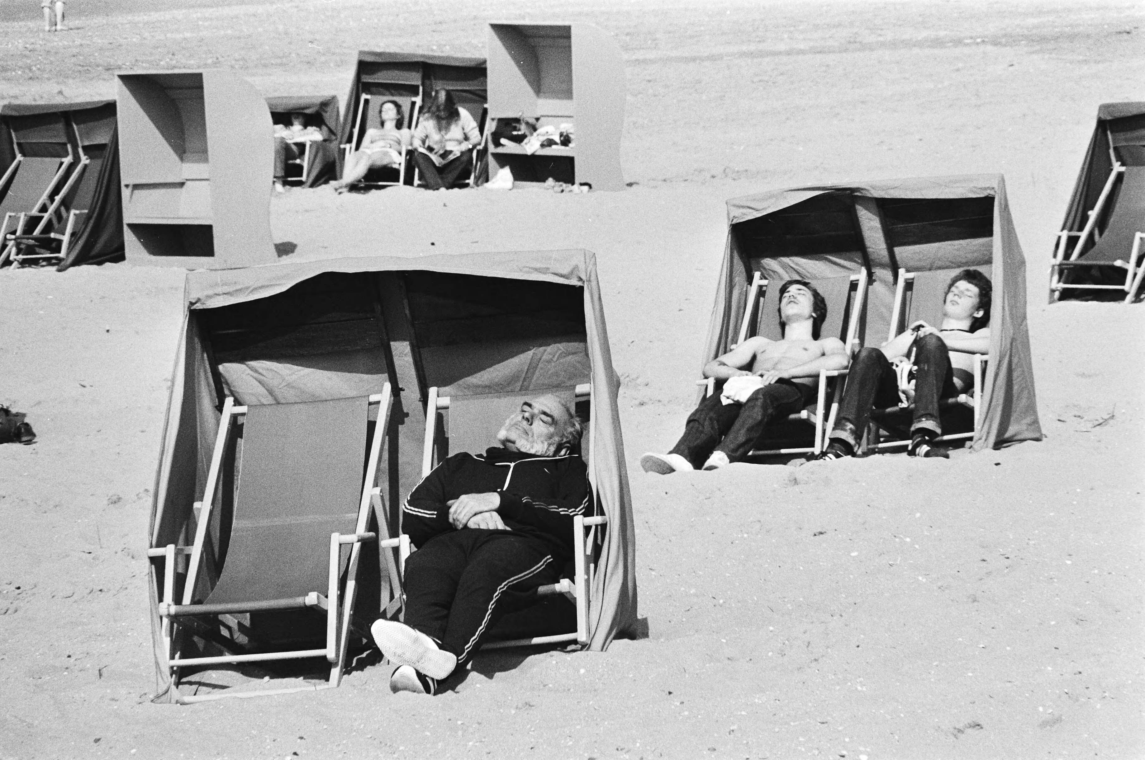 Fotocollectie Anefo — Zonnende mensen op het strand van Zandvoort in verband met het mooie weer — Foto: Dijk, Hans van / Anefo. Licentie: Set B: Rechtenvrij / Publiek Domein. Bron: Nationaal Archief. http://hdl.handle.net/10648/acf931c0-d0b4-102d-bcf8-003048976d84