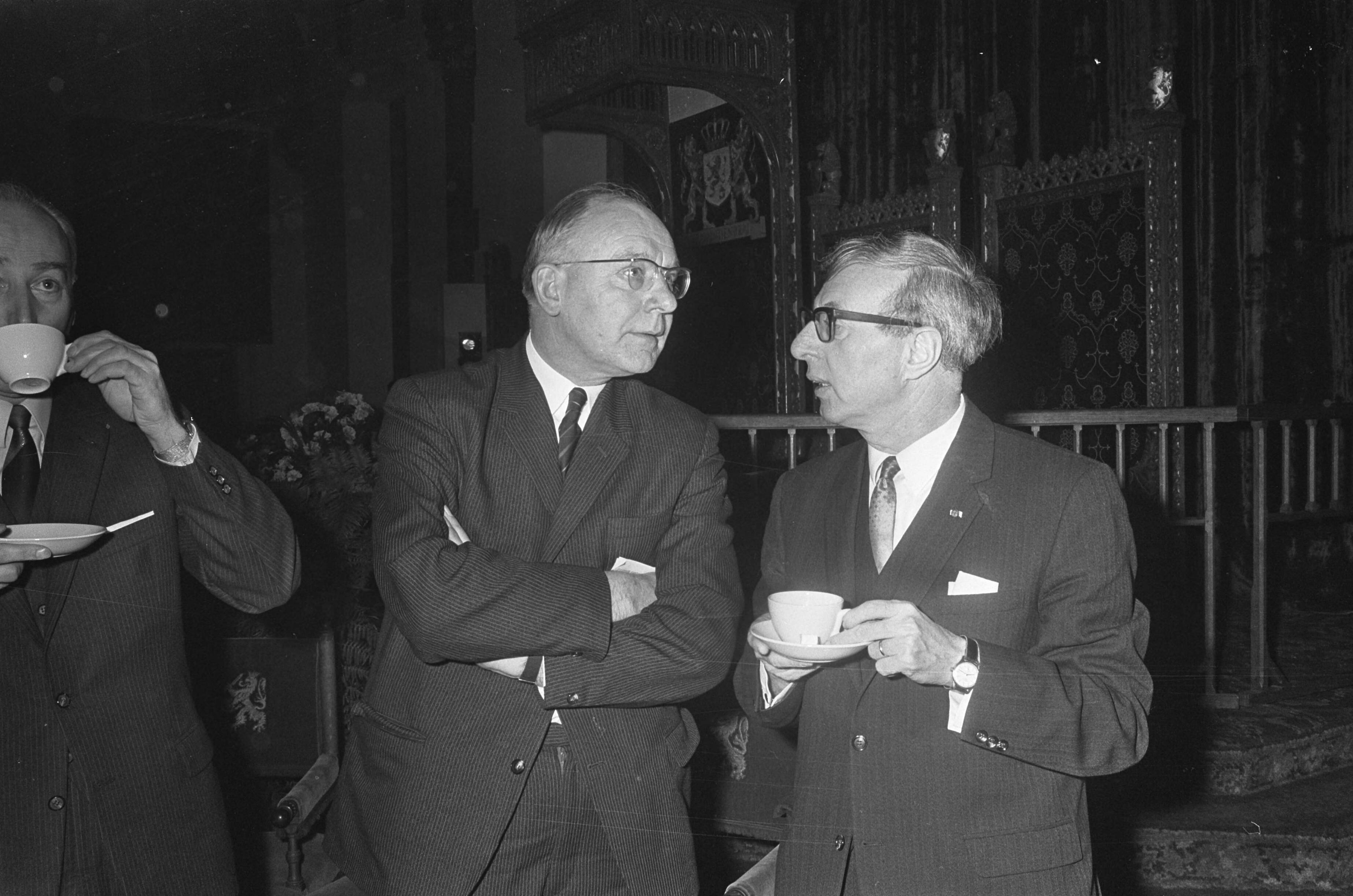 Fotocollectie Anefo — In de Ridderzaal te Den Haag , Premier Zijlstra in gesprek met Oud Minister Vondeling — Foto: Koch, Eric / Anefo. Licentie: Set B: Rechtenvrij / Publiek Domein. Bron: Nationaal Archief. http://hdl.handle.net/10648/ab0fe958-d0b4-102d-bcf8-003048976d84