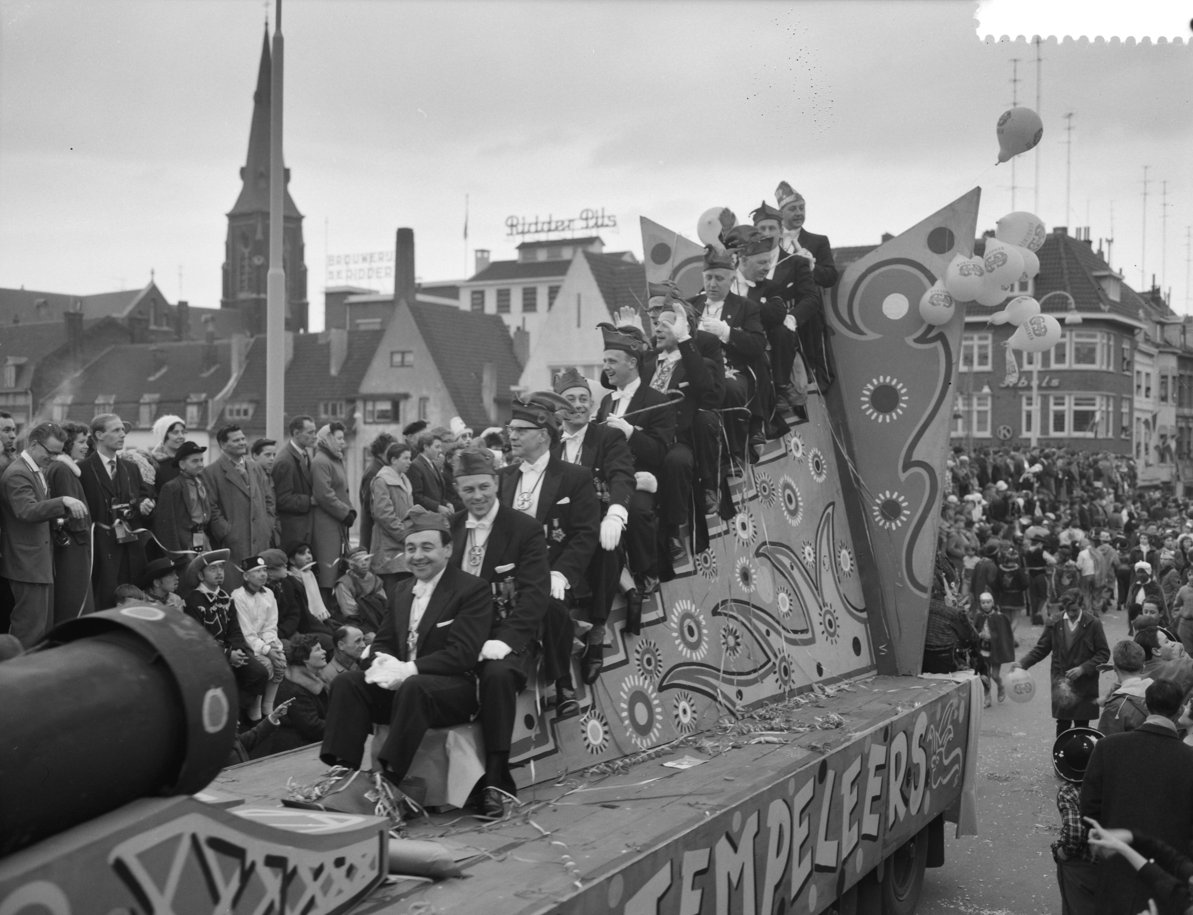 Fotocollectie Anefo — Carnavalsoptocht in Maastricht — Foto: Rossem, Wim van / Anefo. Licentie: Set B: Rechtenvrij / Publiek Domein. Bron: Nationaal Archief. http://hdl.handle.net/10648/a9c8fb0c-d0b4-102d-bcf8-003048976d84