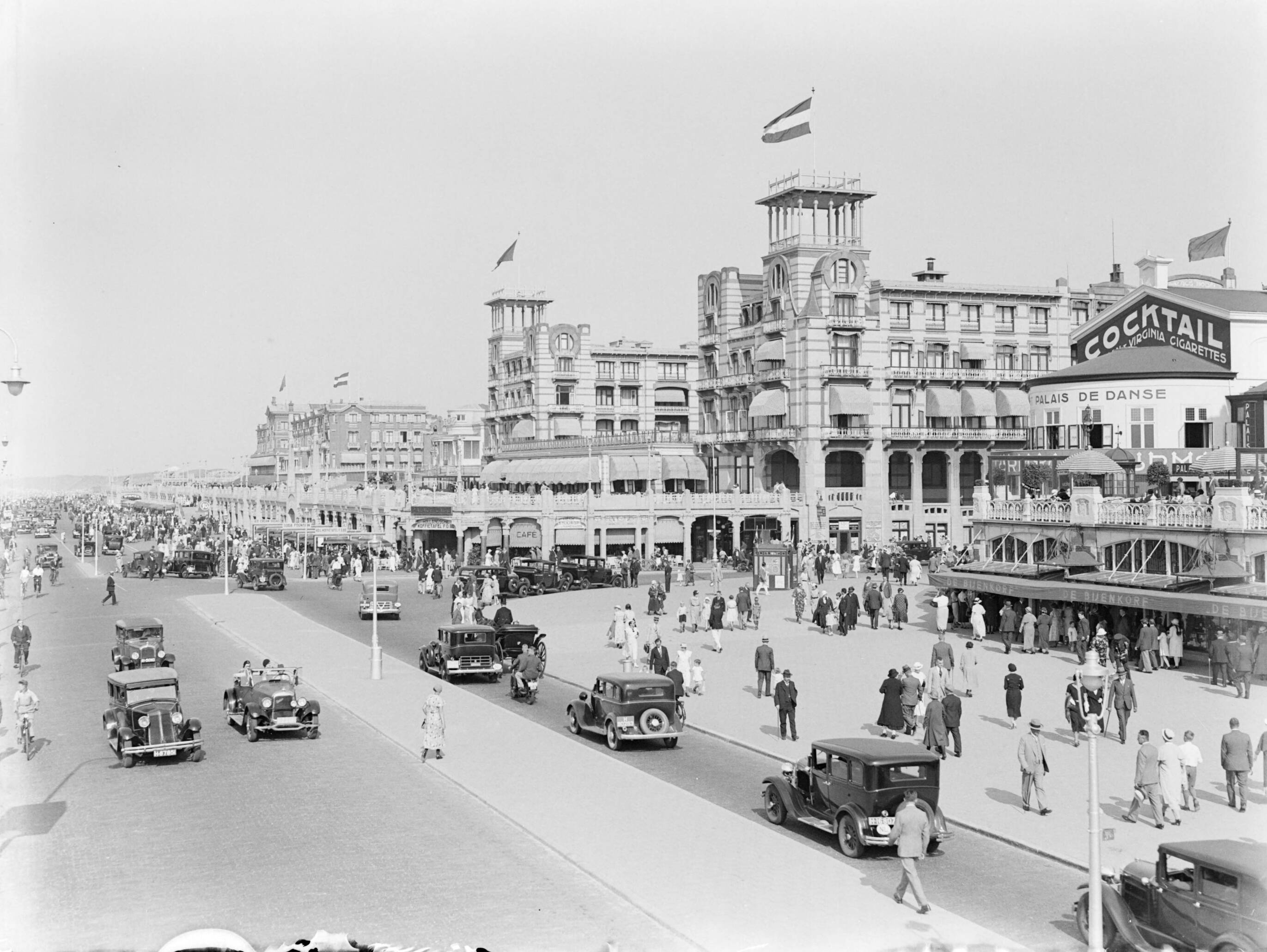 Scheveningen. — De boulevard in Scheveningen — Foto: Poll, Willem van de. Licentie: Set B: Rechtenvrij / Publiek Domein. Bron: Nationaal Archief. http://hdl.handle.net/10648/ae9ad240-d0b4-102d-bcf8-003048976d84