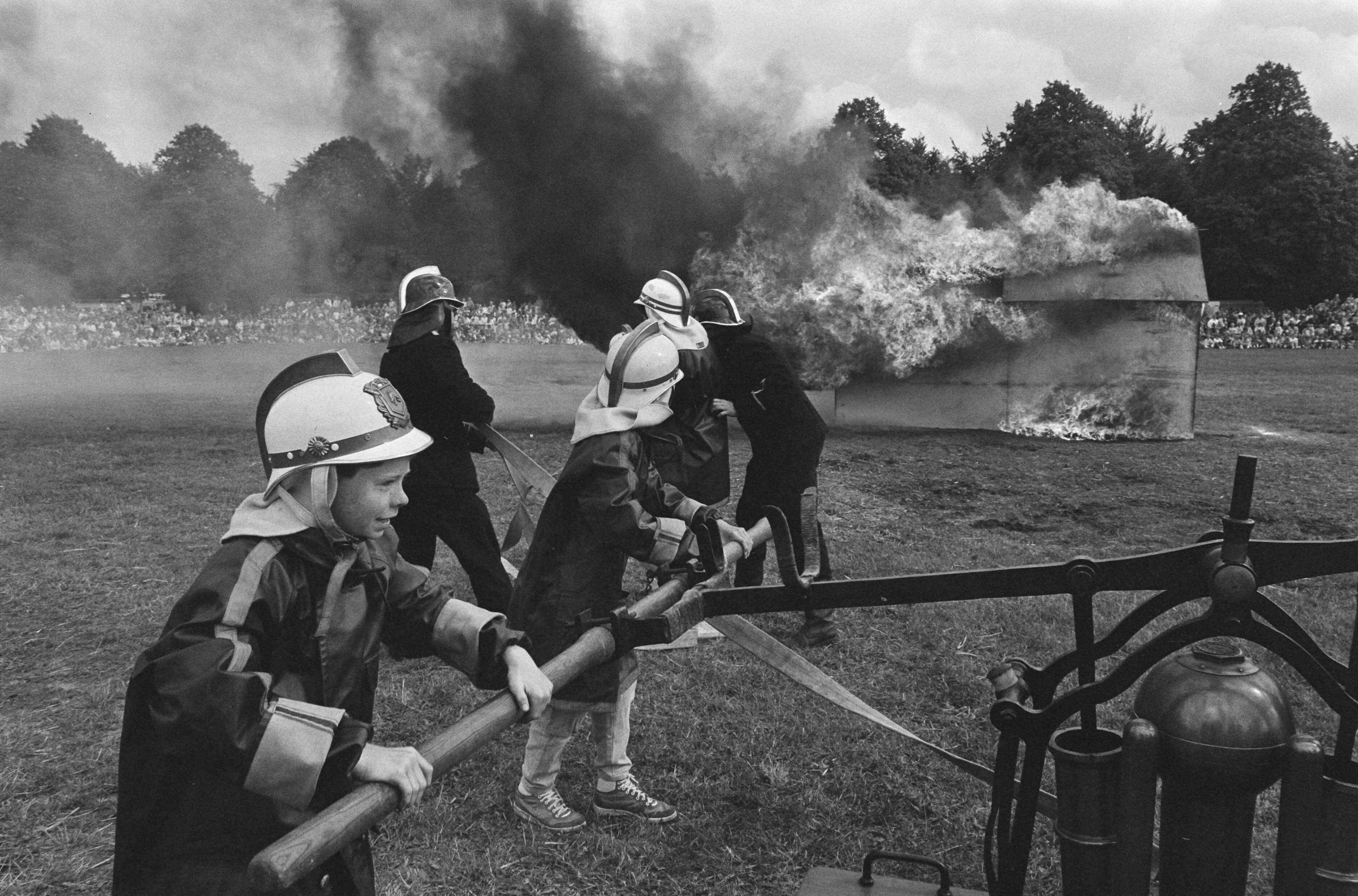 Fotocollectie Anefo — Politie- en Brandweerfeest op Malieveld in Den Haag ; kinderen blussen brandje — Foto: Croes, Rob C. / Anefo. Licentie: Set B: Rechtenvrij / Publiek Domein. Bron: Nationaal Archief. http://hdl.handle.net/10648/ad55e140-d0b4-102d-bcf8-003048976d84