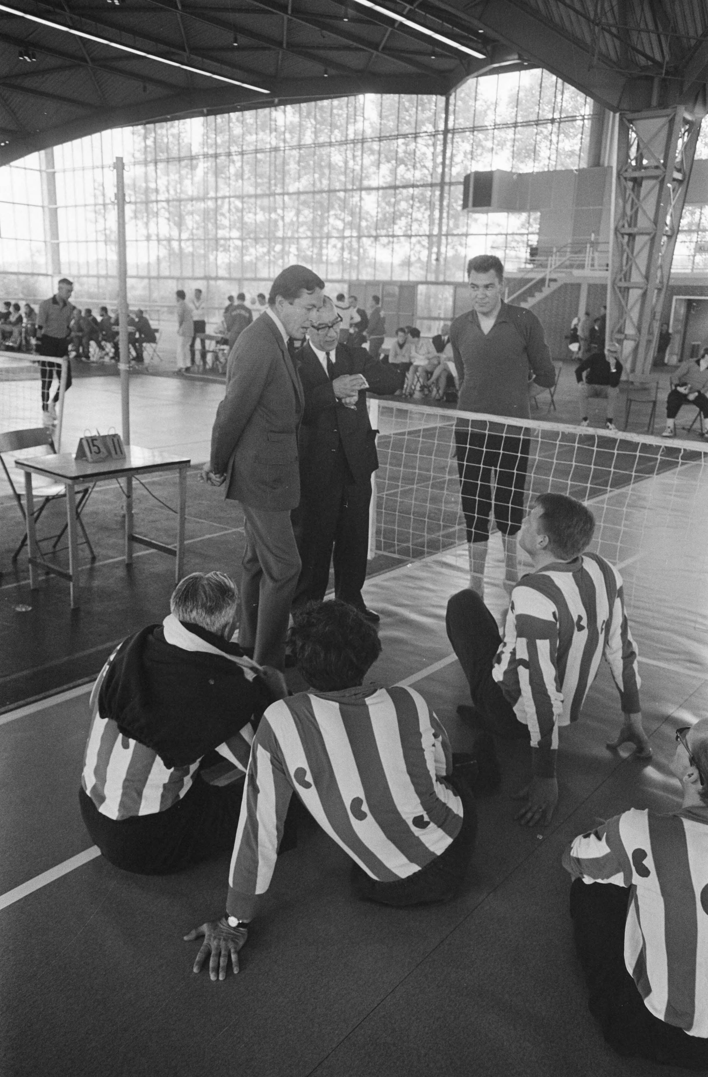 Fotocollectie Anefo — Zijne Koninklijke Hoogheid Prins Claus woont de Landelikej Invaliden Sportdag in Expohal, Hilversum, bij Prins Claus met volleyballers / — Foto: Evers, Joost / Anefo. Licentie: Set B: Rechtenvrij / Publiek Domein. Bron: Nationaal Archief. http://hdl.handle.net/10648/ab6c30f0-d0b4-102d-bcf8-003048976d84
