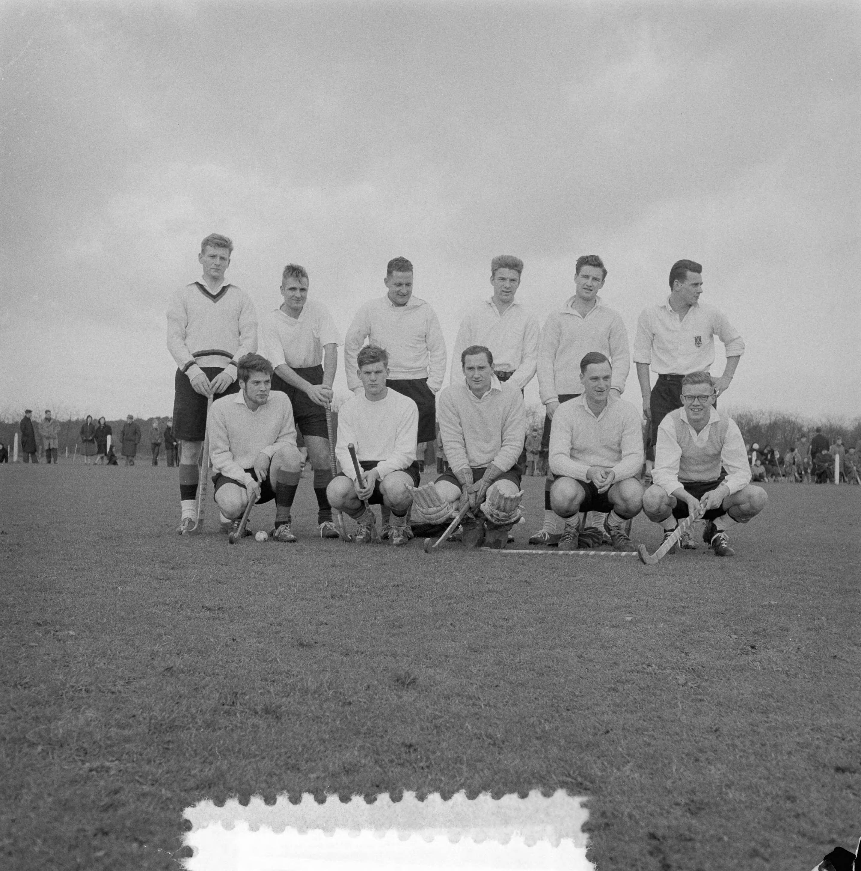 Fotocollectie Anefo — Hockey. Laren tegen Amsterdam 1-1. Spelmoment — Foto: Behrens, Herbert F. / Anefo. Licentie: Set B: Rechtenvrij / Publiek Domein. Bron: Nationaal Archief. http://hdl.handle.net/10648/a941dcbc-d0b4-102d-bcf8-003048976d84