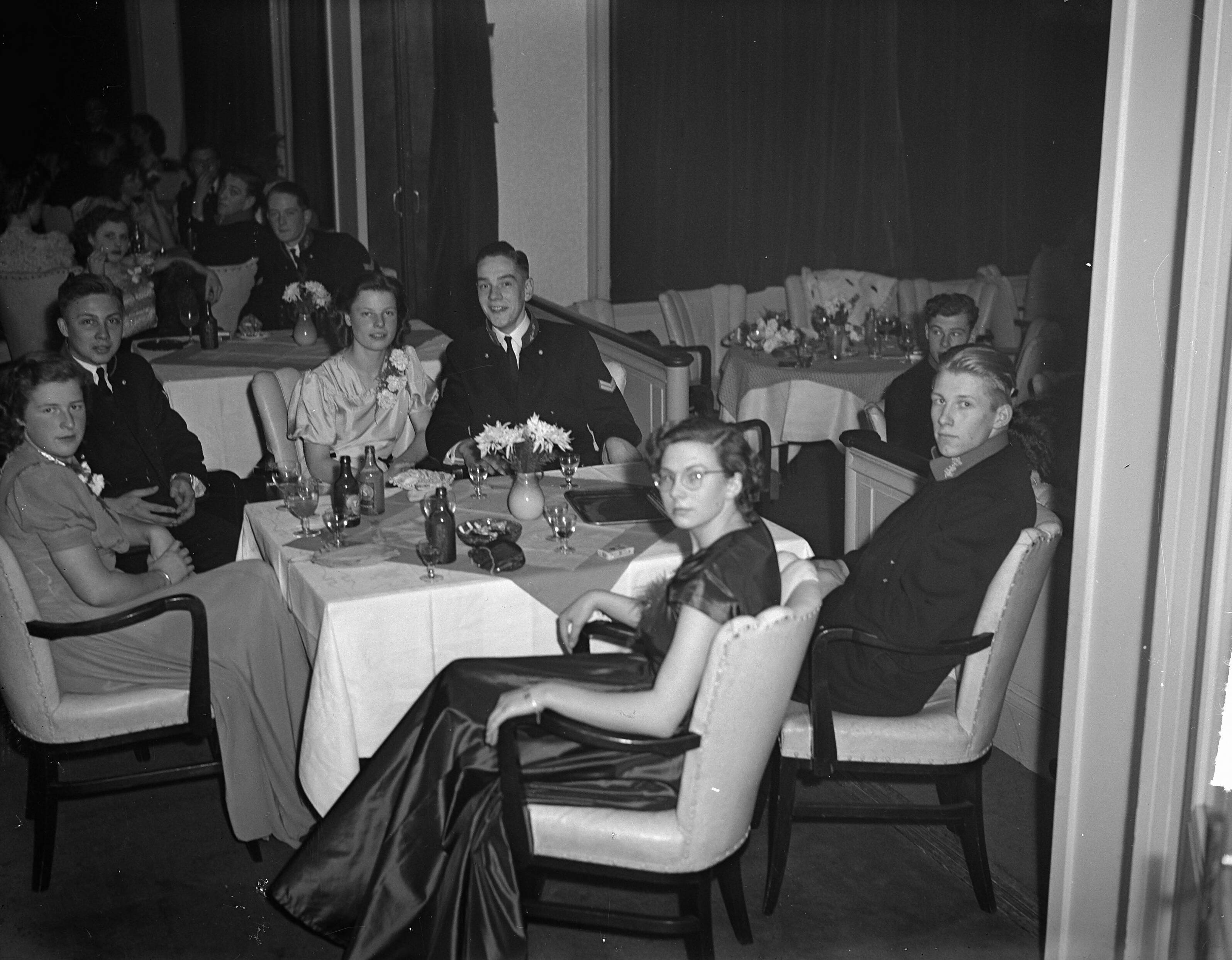 Fotocollectie Anefo — Bal adelborsten Kurhaus Scheveningen @ — Foto: Noske, J.D. / Anefo. Licentie: Set B: Rechtenvrij / Publiek Domein. Bron: Nationaal Archief. http://hdl.handle.net/10648/a8c1741e-d0b4-102d-bcf8-003048976d84