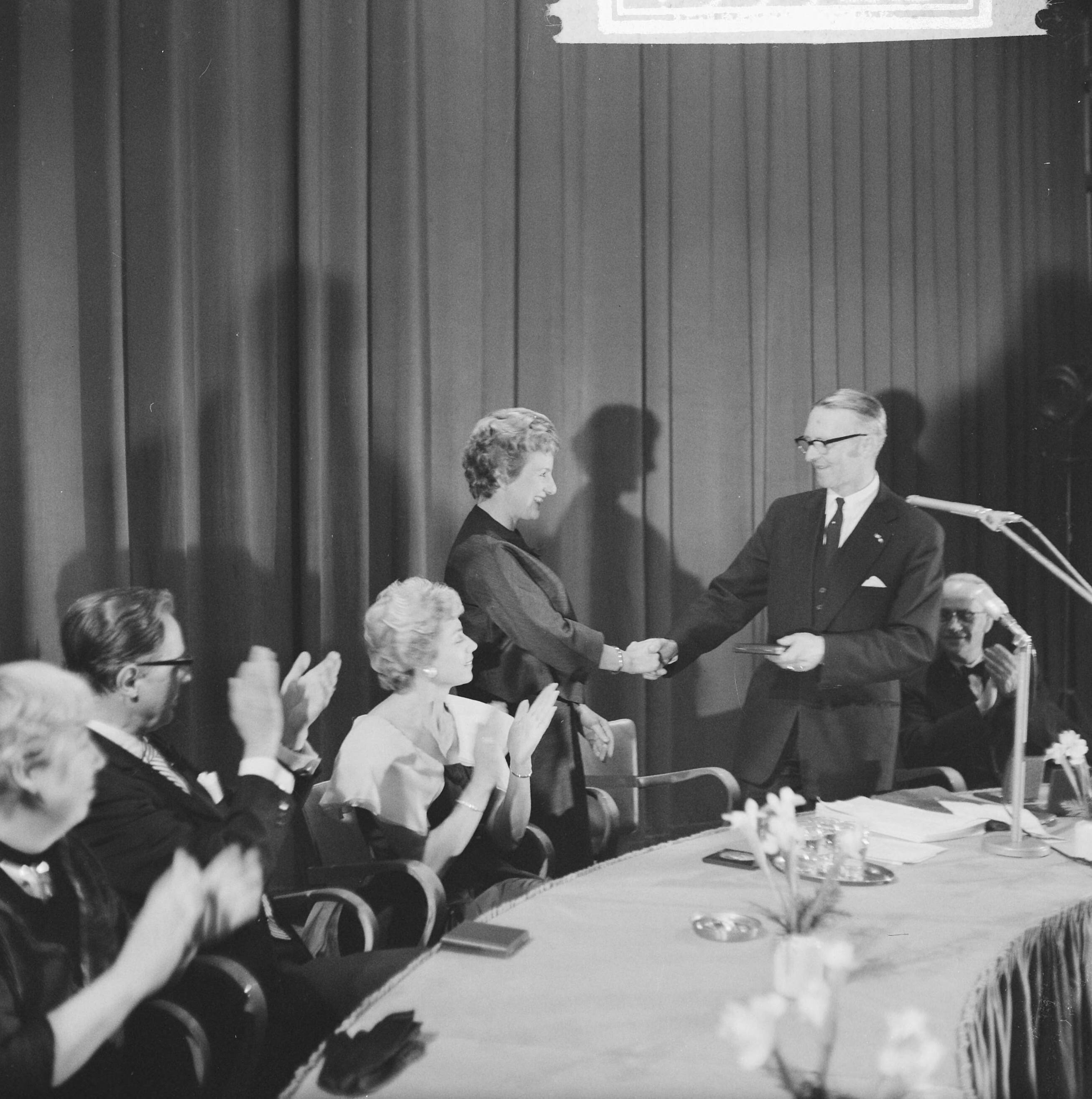 Fotocollectie Anefo — Jaarlijkse toneelprijzen uitgereikt in Leeuwarden. Uitreiking zilveren Bouwmeesterpenning aan Lia Dorana door de Commissaris der Koningin in Friesland, mr. H.P. Linthorst Homan. Applaudiserend vlnr. Elly van Stekelenburg, Paul Steenbergen, en in het midden Anny de Lange — Foto: Nijs, Jac. de / Anefo. Licentie: Set B: Rechtenvrij / Publiek Domein. Bron: Nationaal Archief. http://hdl.handle.net/10648/aa0b2946-d0b4-102d-bcf8-003048976d84