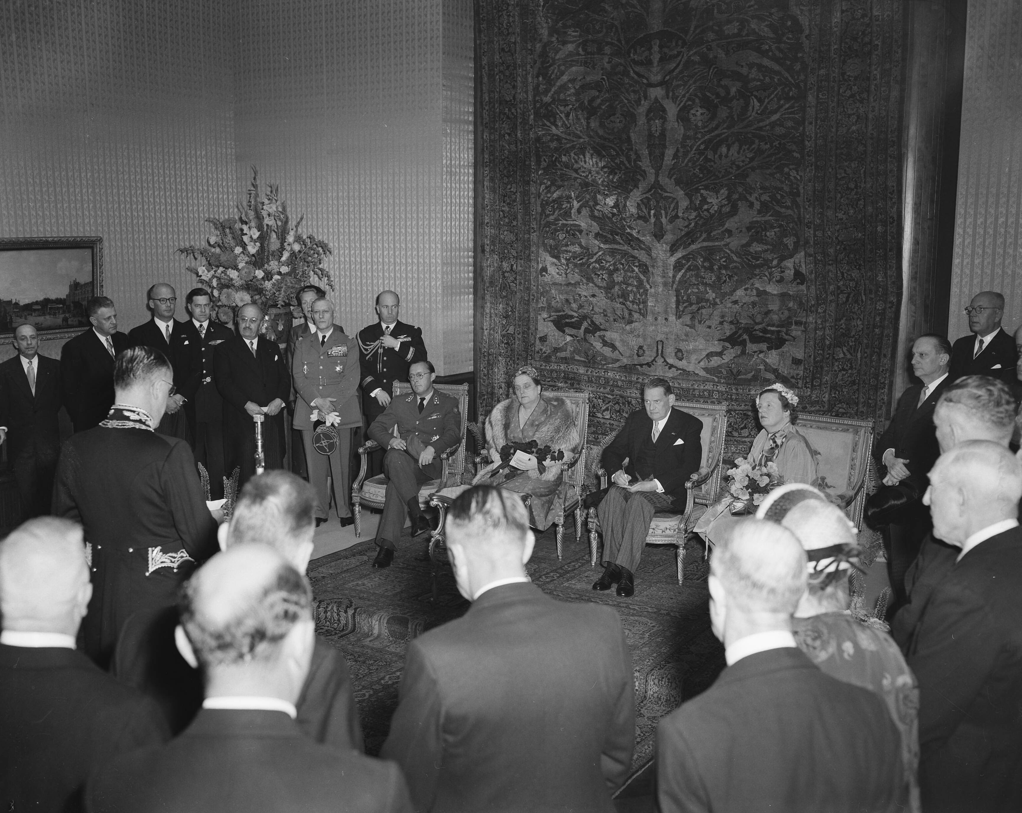Staatsbezoek Franse president René Coty (1954) — Staatsbezoek Franse president René Coty. Tweede dag. Bezoek aan Den Haag. Ontvangst in stadhuis — Foto: Noske, J.D. / Anefo. Licentie: Set B: Rechtenvrij / Publiek Domein. Bron: Nationaal Archief. http://hdl.handle.net/10648/a9264920-d0b4-102d-bcf8-003048976d84