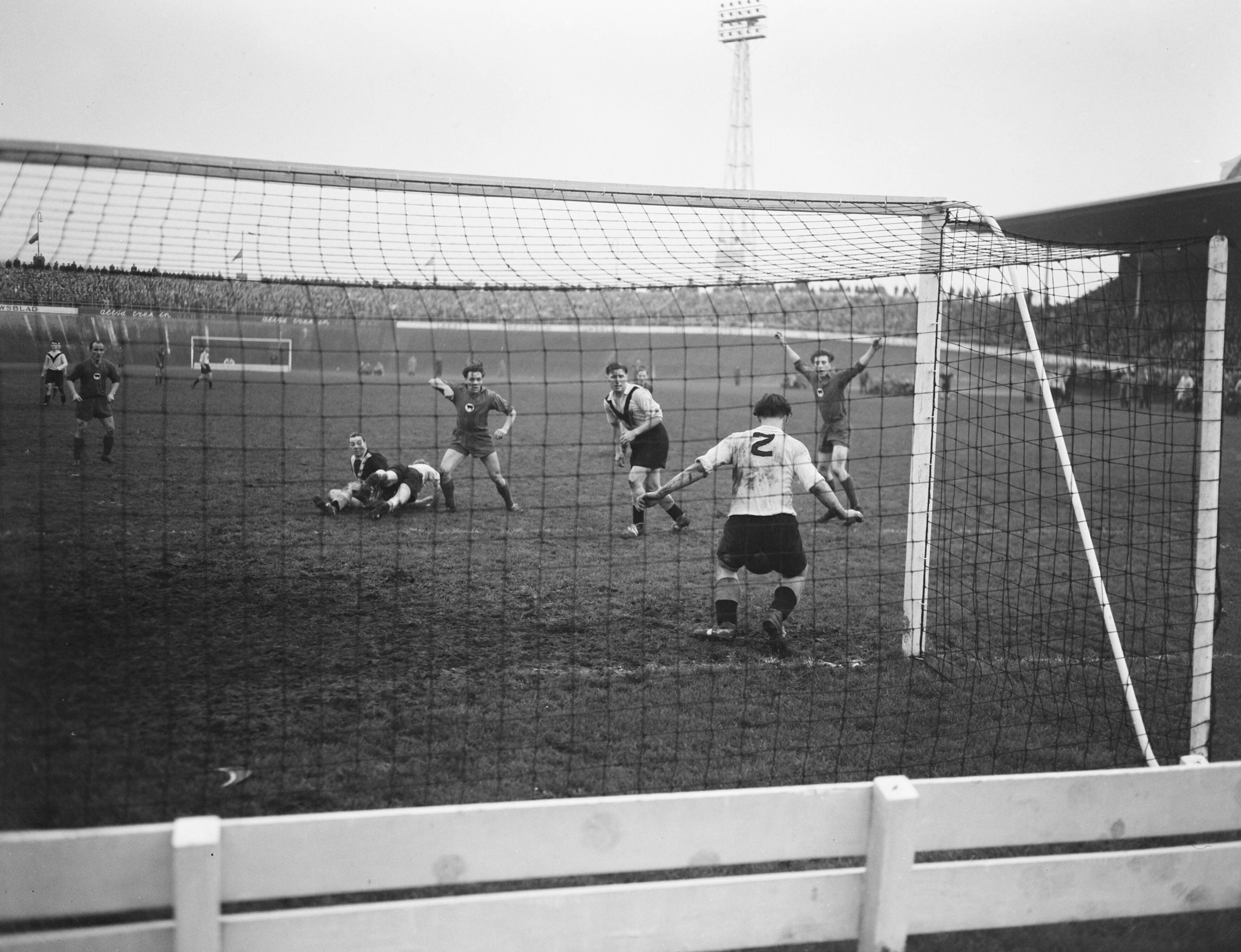 Fotocollectie Anefo — Voetbal. DOS tegen Amsterdam 4-2. Spelmoment — Foto: Noske, J.D. / Anefo. Licentie: Set B: Rechtenvrij / Publiek Domein. Bron: Nationaal Archief. http://hdl.handle.net/10648/a92da062-d0b4-102d-bcf8-003048976d84