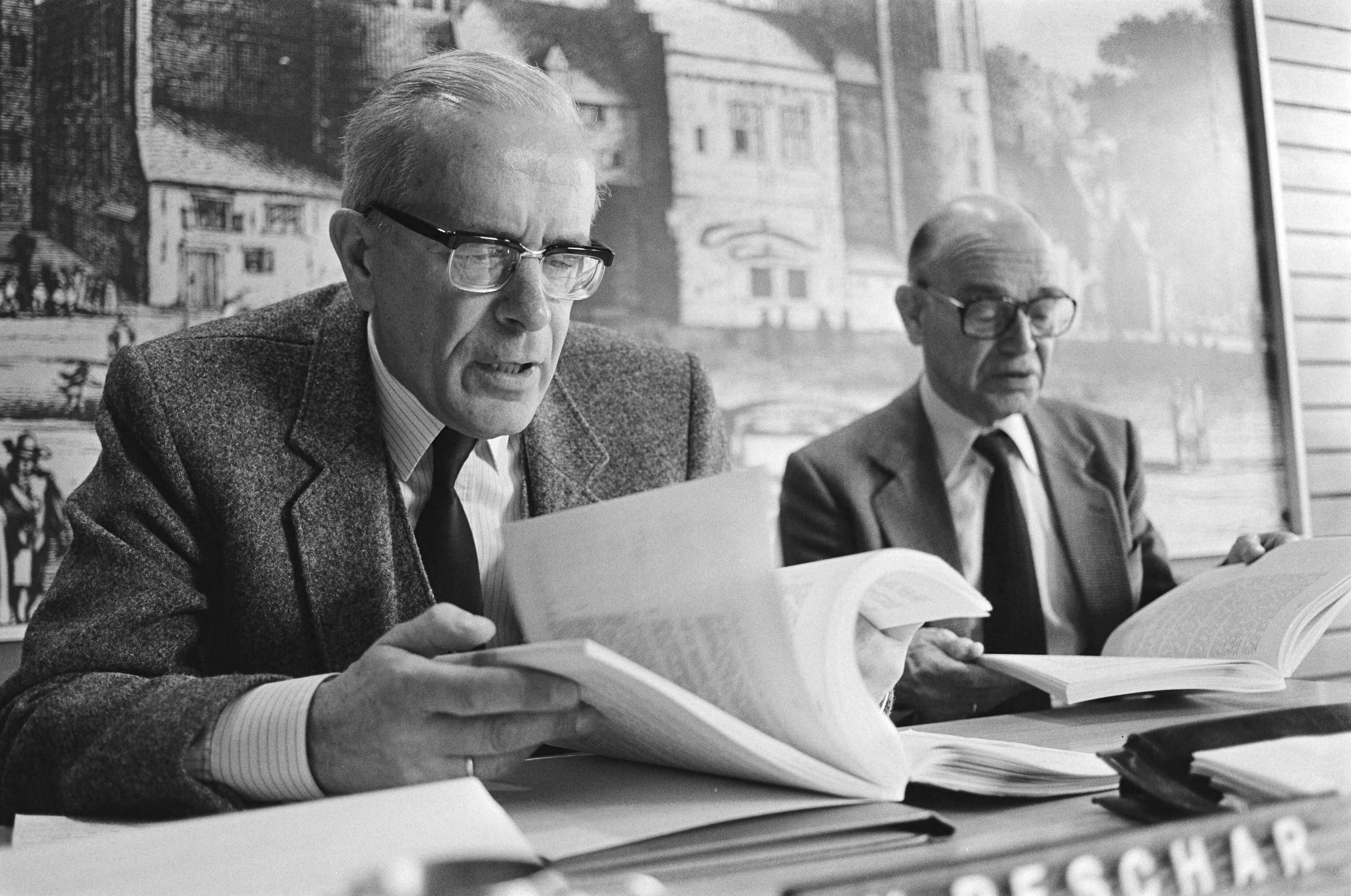 Fotocollectie Anefo — Jaarverslag Algemene Rekenkamer in Den Haag . Drs. H. Peschar links en dhr. H. Munnikes tijdens de presentatie — Foto: Smirren, […] van / Anefo. Licentie: Set B: Rechtenvrij / Publiek Domein. Bron: Nationaal Archief. http://hdl.handle.net/10648/ad1429bc-d0b4-102d-bcf8-003048976d84