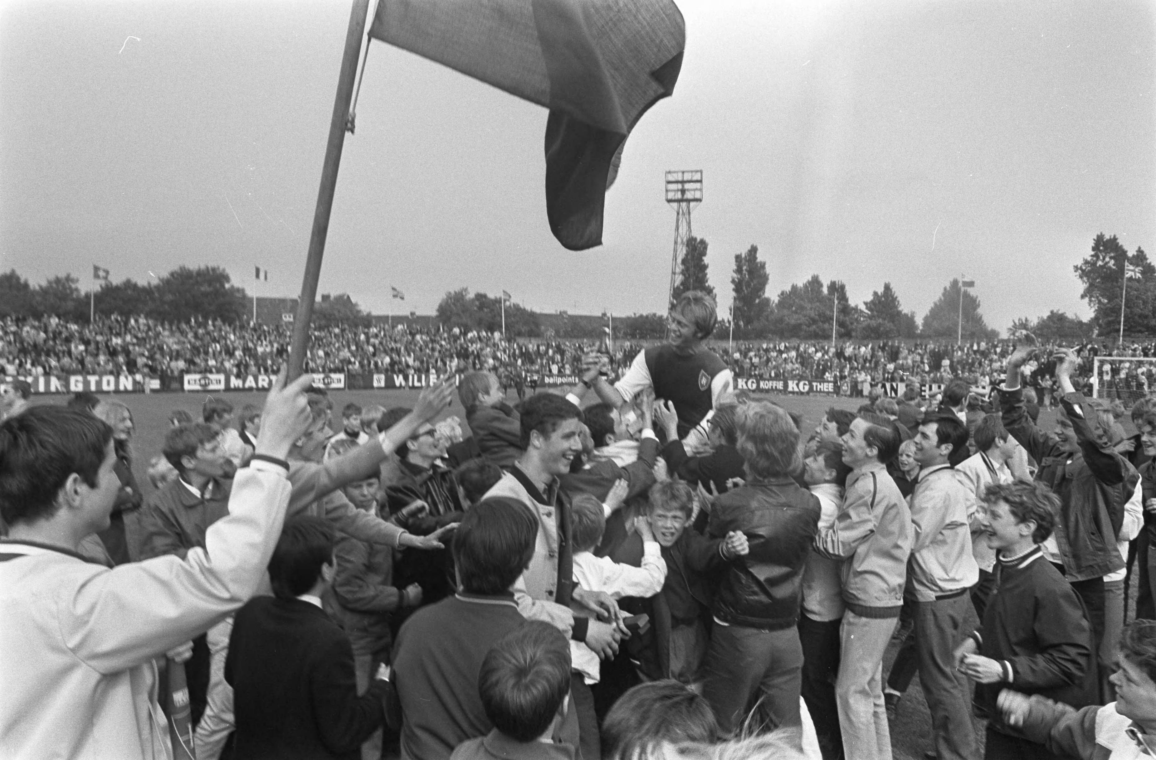 Fotocollectie Anefo — Haarlem tegen Helmond Sport 3-0, Haarlem naar de eredivisie — Foto: Evers, Joost / Anefo. Licentie: Set B: Rechtenvrij / Publiek Domein. Bron: Nationaal Archief. http://hdl.handle.net/10648/ab6c5fda-d0b4-102d-bcf8-003048976d84