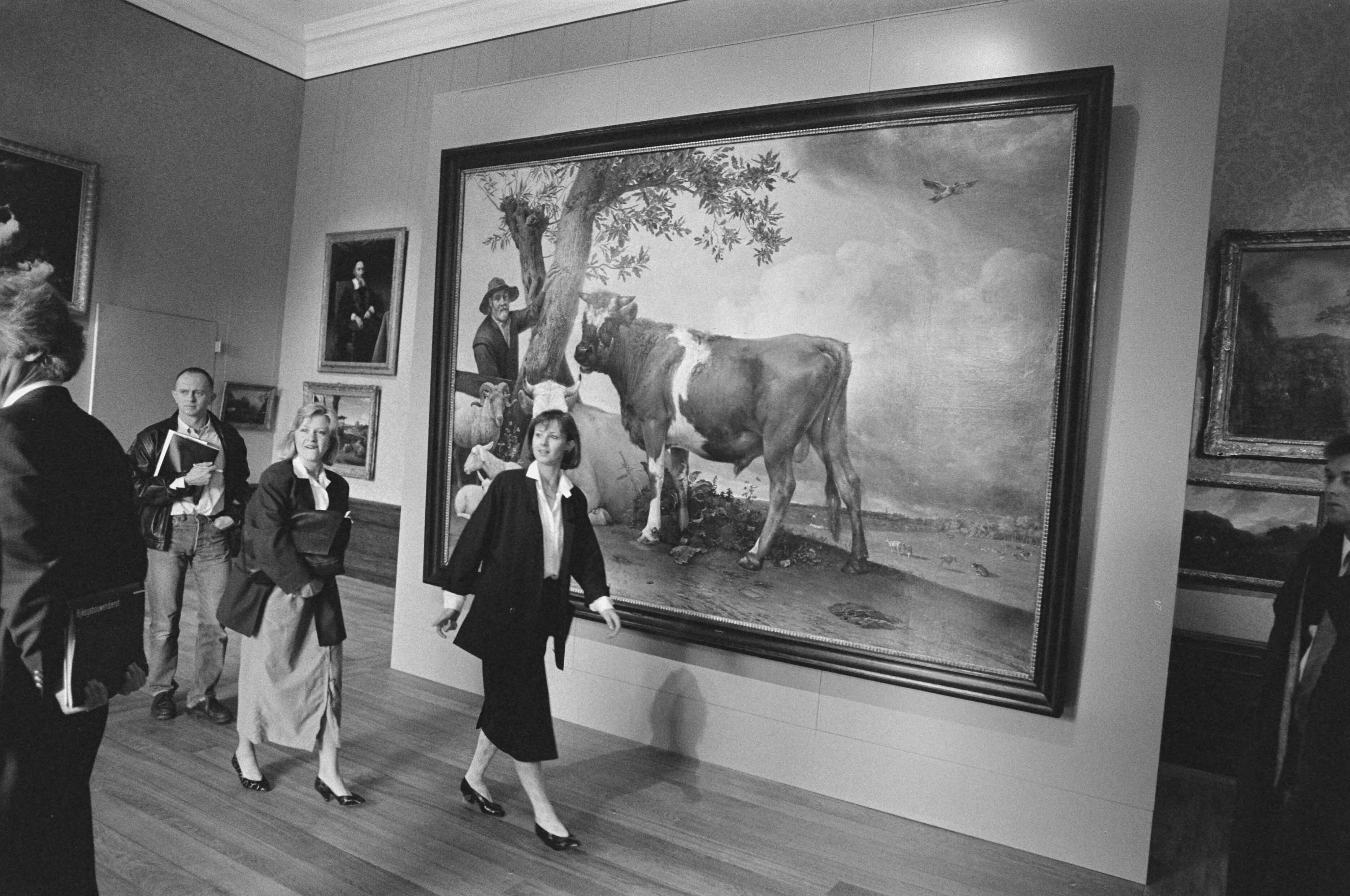 Fotocollectie Anefo — Voorbezichting Mauritshuis ( Den Haag ) na restauratie; De Stier van Paulus Potter — Foto: Bogaerts, Rob / Anefo. Licentie: Set B: Rechtenvrij / Publiek Domein. Bron: Nationaal Archief. http://hdl.handle.net/10648/ad6112e0-d0b4-102d-bcf8-003048976d84