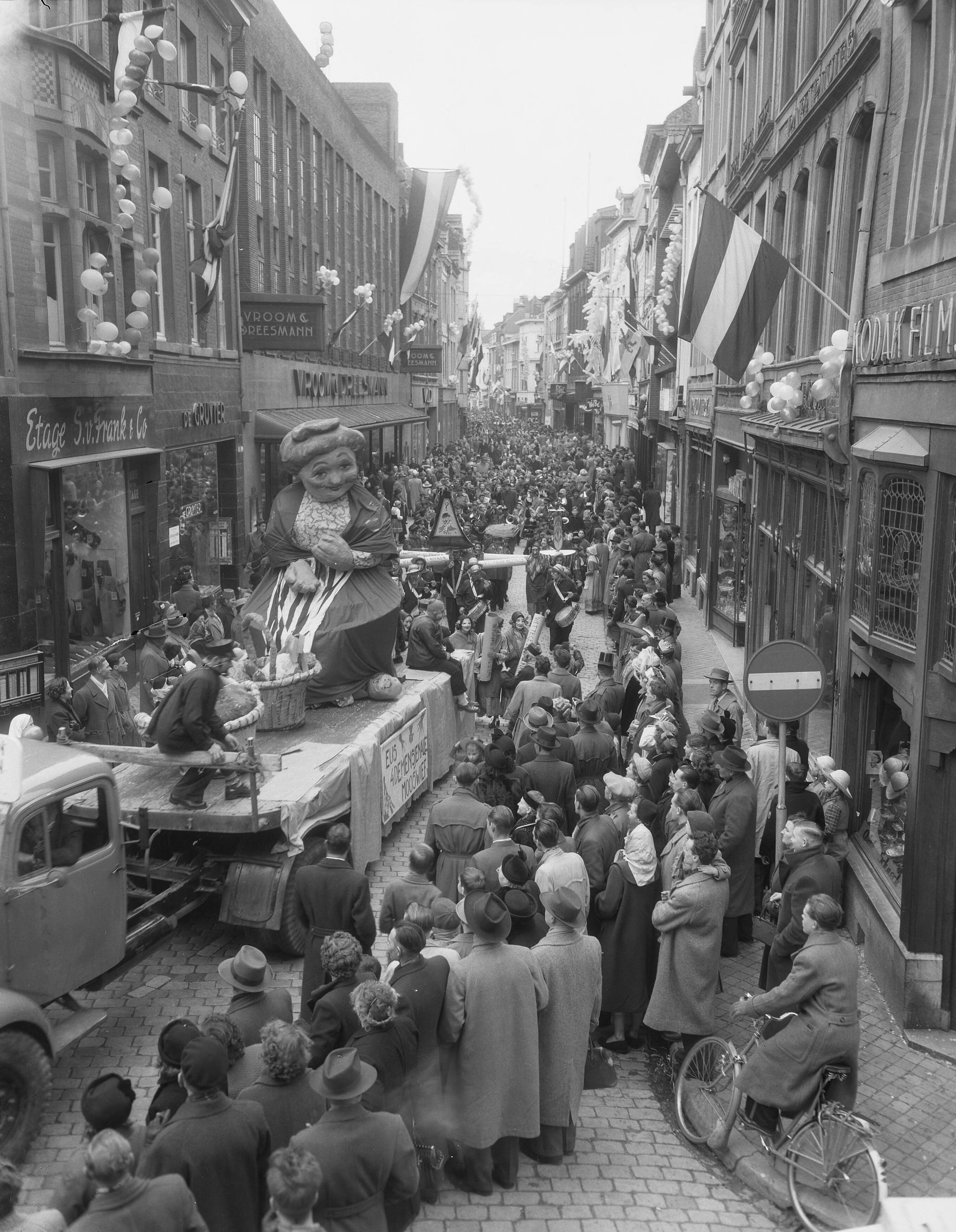 Fotocollectie Anefo — Carnaval Maastricht optocht — Foto: Duinen, G.W. van / Anefo. Licentie: Set B: Rechtenvrij / Publiek Domein. Bron: Nationaal Archief. http://hdl.handle.net/10648/a91d71e2-d0b4-102d-bcf8-003048976d84