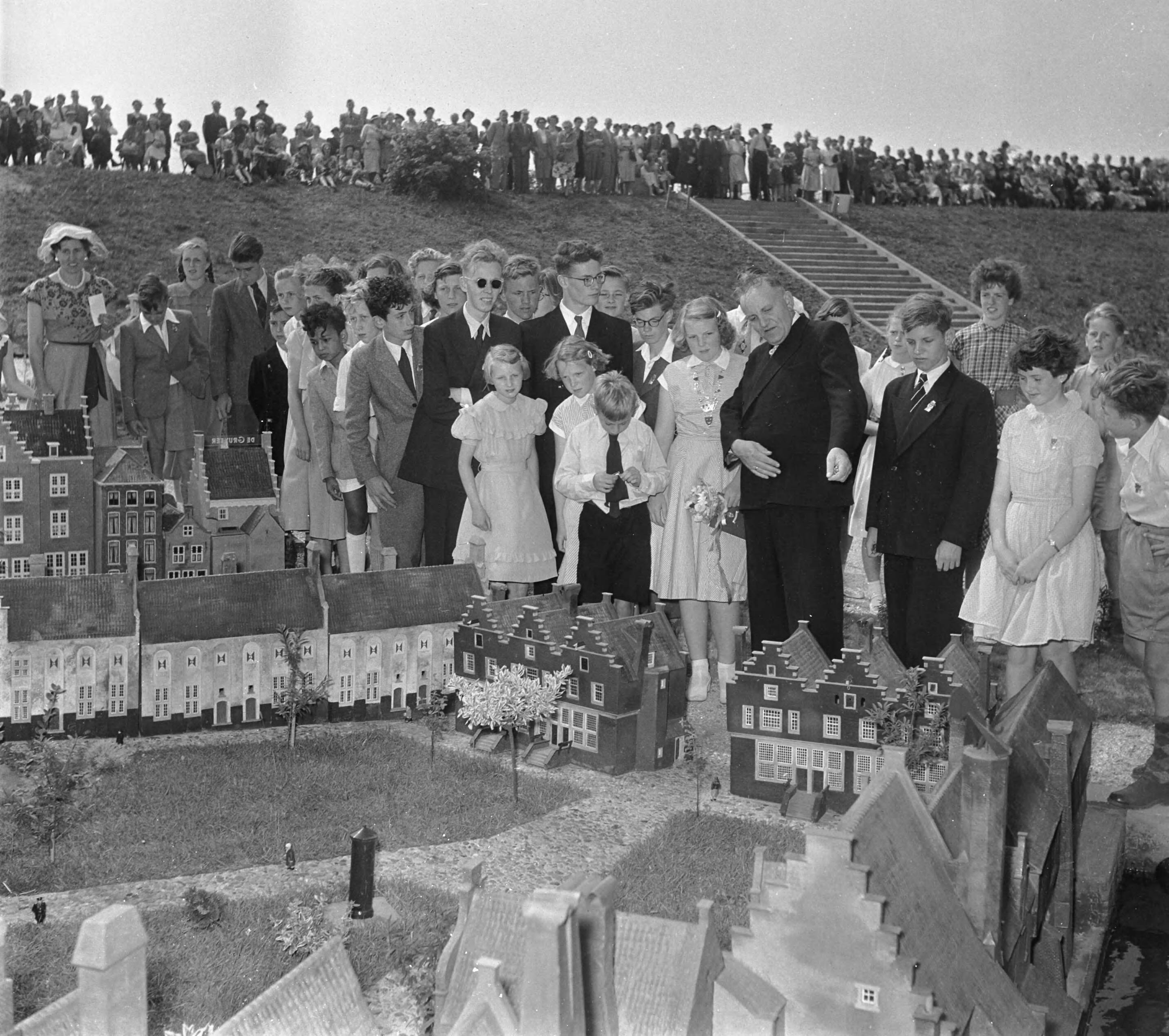 Prinses Beatrix opent Madurodam — Prinses Beatrix opent Madurodam. Rondgang met architect Siebe Jan Bouma — Foto: Noske, J.D. / Anefo. Licentie: Set B: Rechtenvrij / Publiek Domein. Bron: Nationaal Archief. http://hdl.handle.net/10648/a8fc72b2-d0b4-102d-bcf8-003048976d84