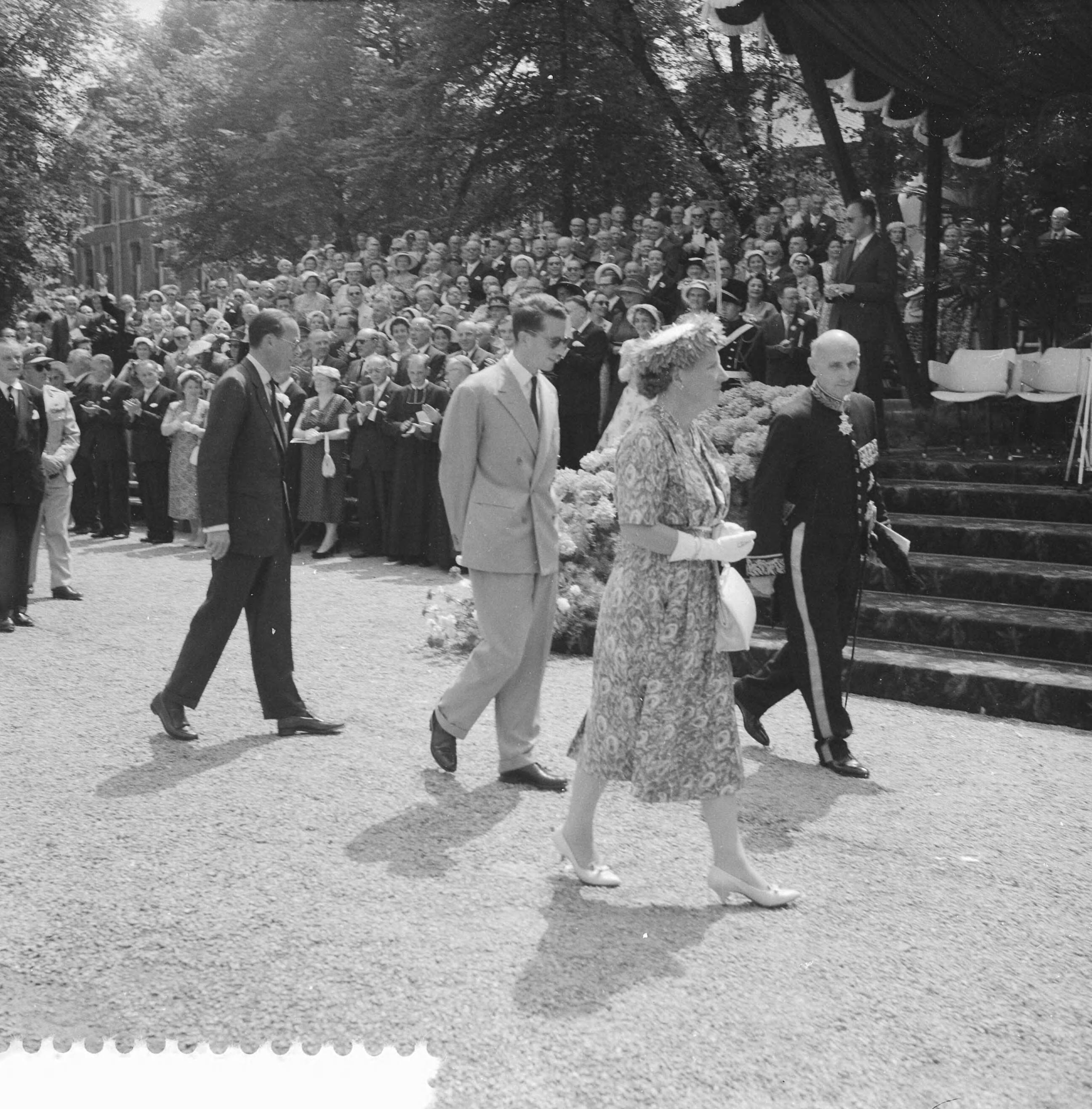 Staatsbezoek koning Boudewijn 1959 — Vierde dag van het bezoek van koning Boudewijn. Bezoek aan Maastricht en omgeving — Foto: Noske, J.D. / Anefo. Licentie: Set B: Rechtenvrij / Publiek Domein. Bron: Nationaal Archief. http://hdl.handle.net/10648/a998ba6e-d0b4-102d-bcf8-003048976d84