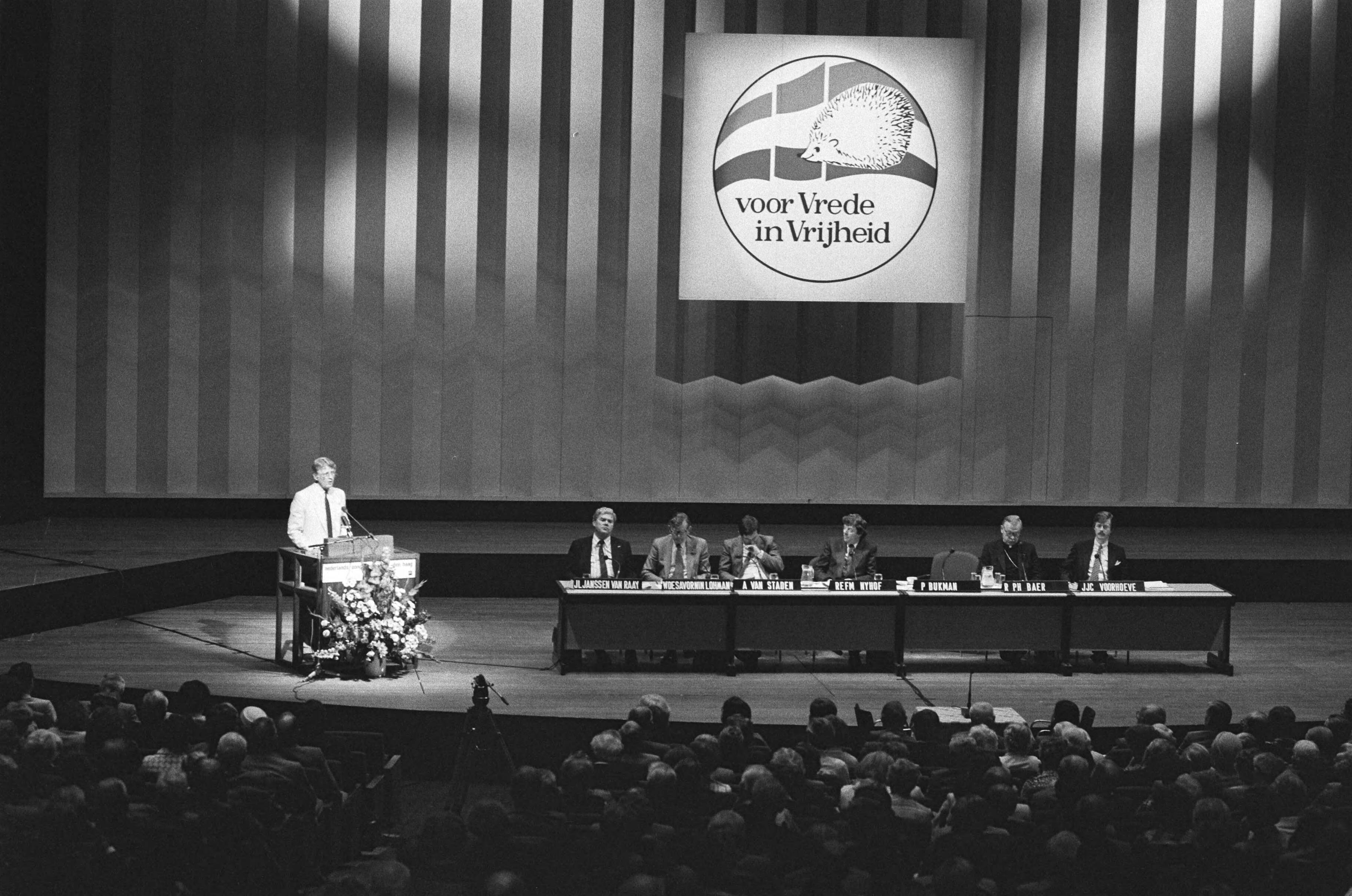 Fotocollectie Anefo — Het 4e landelijk congres voor Vrede en Vrijheid in Den Haag ; CDA-voorzitter Bukman aan het woord — Foto: Bogaerts, Rob / Anefo. Licentie: Set B: Rechtenvrij / Publiek Domein. Bron: Nationaal Archief. http://hdl.handle.net/10648/ad4a55f0-d0b4-102d-bcf8-003048976d84