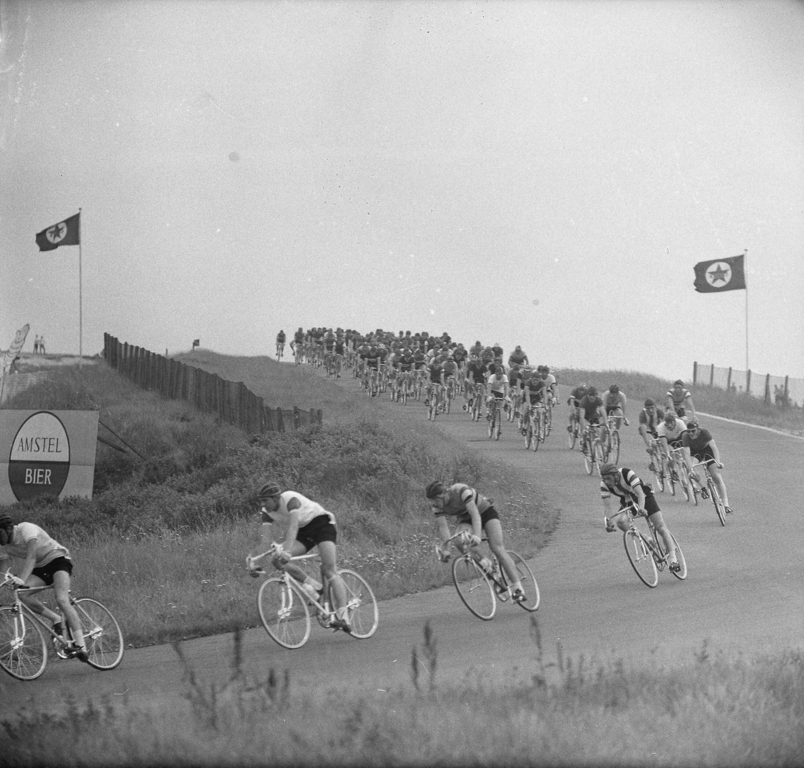 Fotocollectie Anefo — Kampioenschap Wielrennen op de weg 1964 te Zandvoort, overzicht rennersveld bij amateurs in de Tarzanbocht — Foto: Nijs, Jac. de / Anefo. Licentie: Set B: Rechtenvrij / Publiek Domein. Bron: Nationaal Archief. http://hdl.handle.net/10648/aa711c10-d0b4-102d-bcf8-003048976d84
