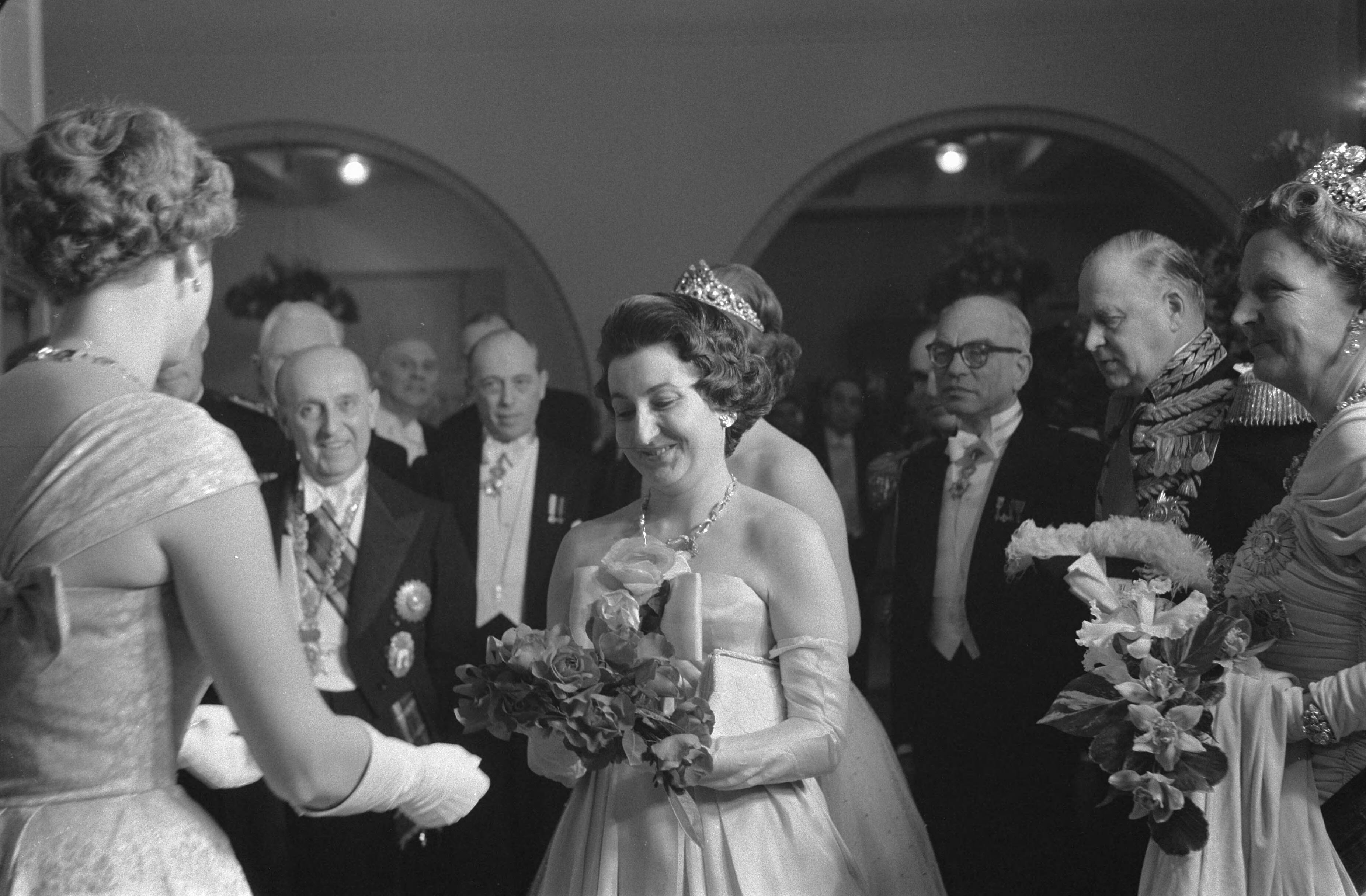 Staatsbezoek van de president van Peru, Manuel Prado, aan Nederland (1960) — Bezoek aan de Koninklijke Schouwburg in Den Haag, voorstellen van de dansers — Foto: Pot, Harry / Anefo. Licentie: Set B: Rechtenvrij / Publiek Domein. Bron: Nationaal Archief. http://hdl.handle.net/10648/a9a98e34-d0b4-102d-bcf8-003048976d84