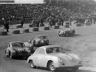 Fotocollectie Anefo — Autoraces op Zandvoort — Foto: Bilsen, Joop van / Anefo. Licentie: Set B: Rechtenvrij / Publiek Domein. Bron: Nationaal Archief. http://hdl.handle.net/10648/a961a4e8-d0b4-102d-bcf8-003048976d84