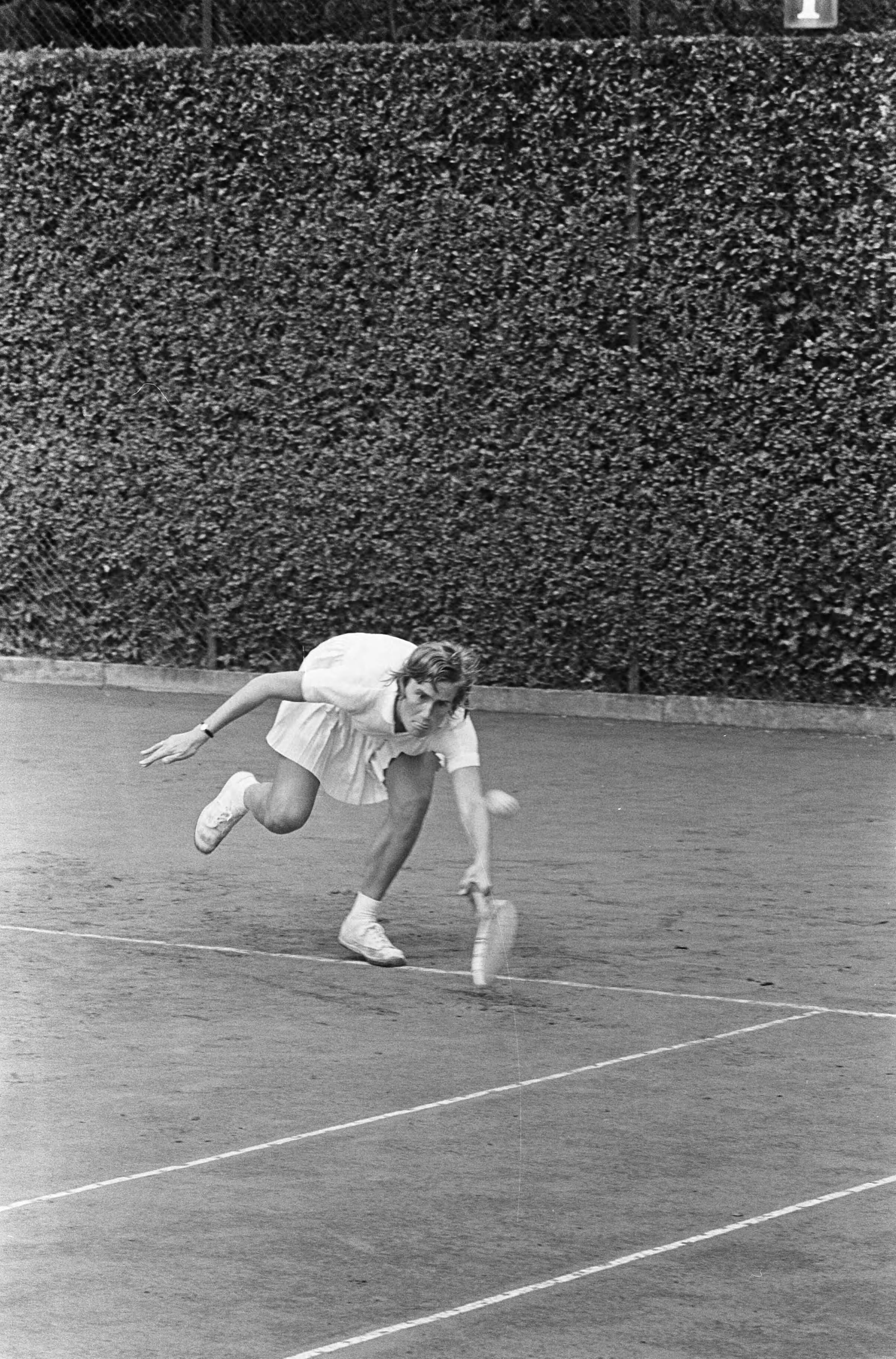Fotocollectie Anefo — Open Nederlands kampioenschap tennis op 't Melkhuisje te Hilversum, Trudy Groenman in actie — Foto: Kroon, Ron / Anefo. Licentie: Set B: Rechtenvrij / Publiek Domein. Bron: Nationaal Archief. http://hdl.handle.net/10648/aab56b36-d0b4-102d-bcf8-003048976d84