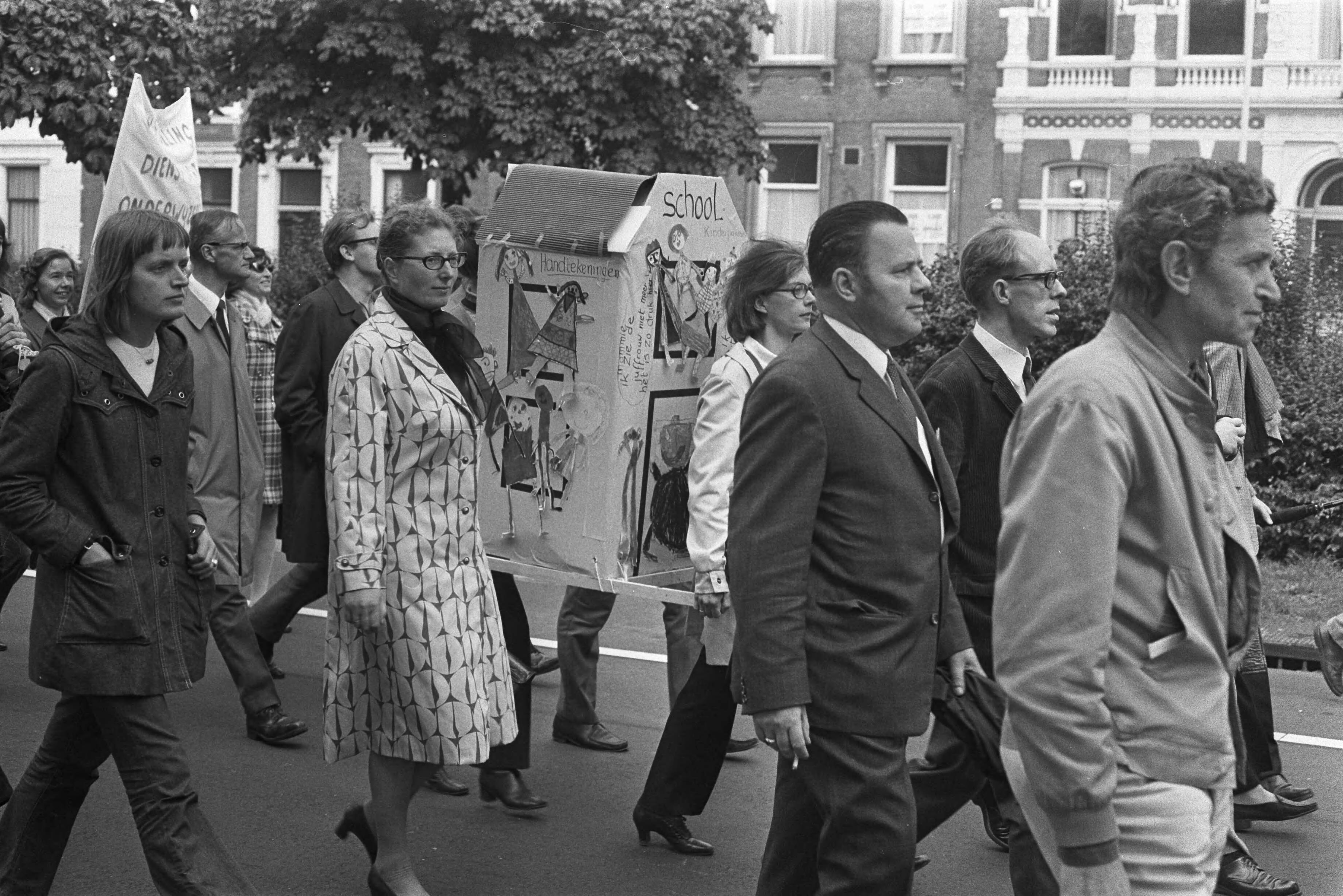 Fotocollectie Anefo — Demonstratie tegen onderwijsbeleid van kabinet Biesheuvel in Den Haag — Foto: Peters, Hans / Anefo. Licentie: Set B: Rechtenvrij / Publiek Domein. Bron: Nationaal Archief. http://hdl.handle.net/10648/abd0509e-d0b4-102d-bcf8-003048976d84