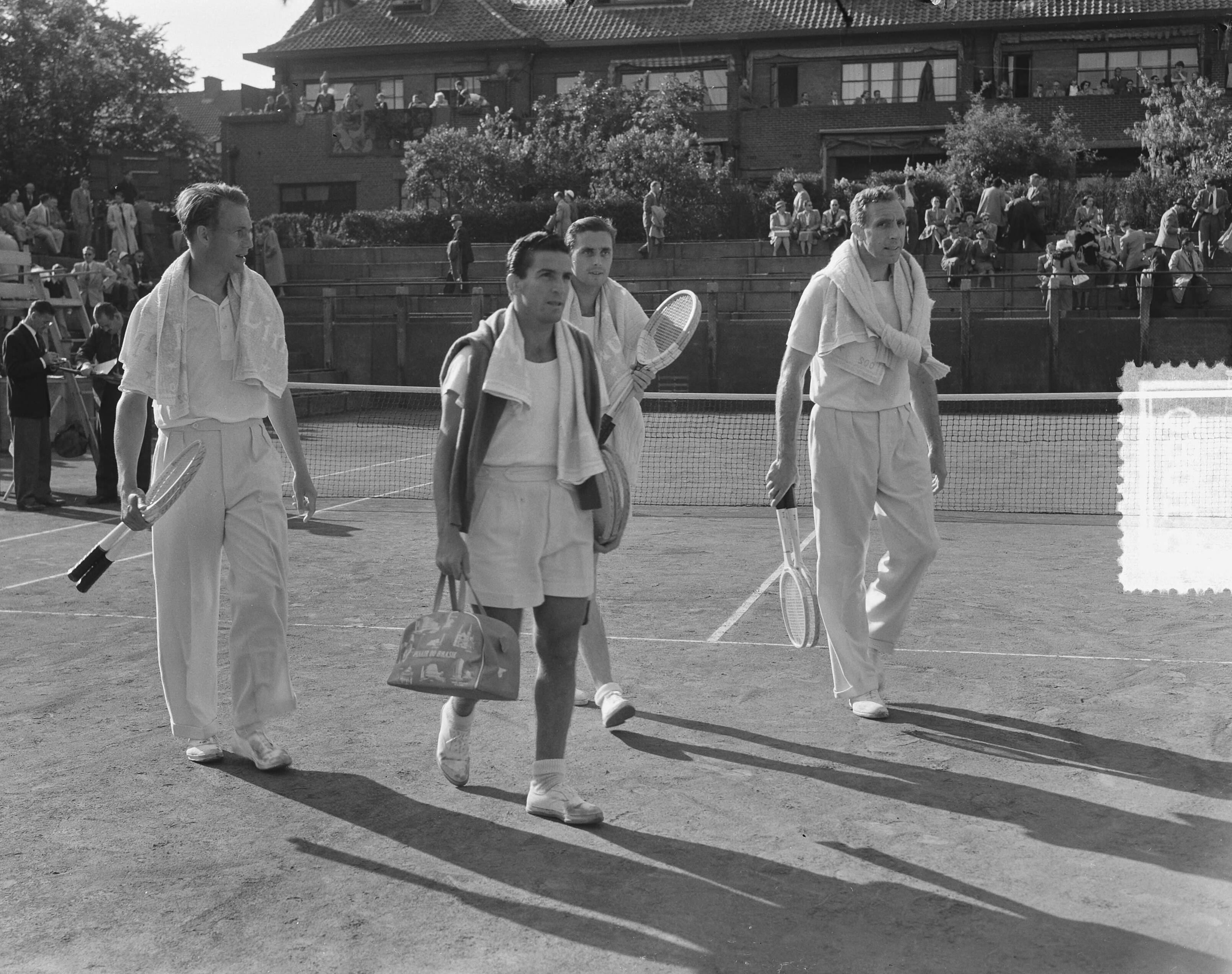 Tennis. Nederland tegen Brazilië — Tennis op de METS-banen: Nederland tegen Brazilië. V.l.n.r. Rinkel, Vierra, Saller, Van Swol — Foto: Bilsen, Joop van / Anefo. Licentie: Set B: Rechtenvrij / Publiek Domein. Bron: Nationaal Archief. http://hdl.handle.net/10648/a8f9acbc-d0b4-102d-bcf8-003048976d84