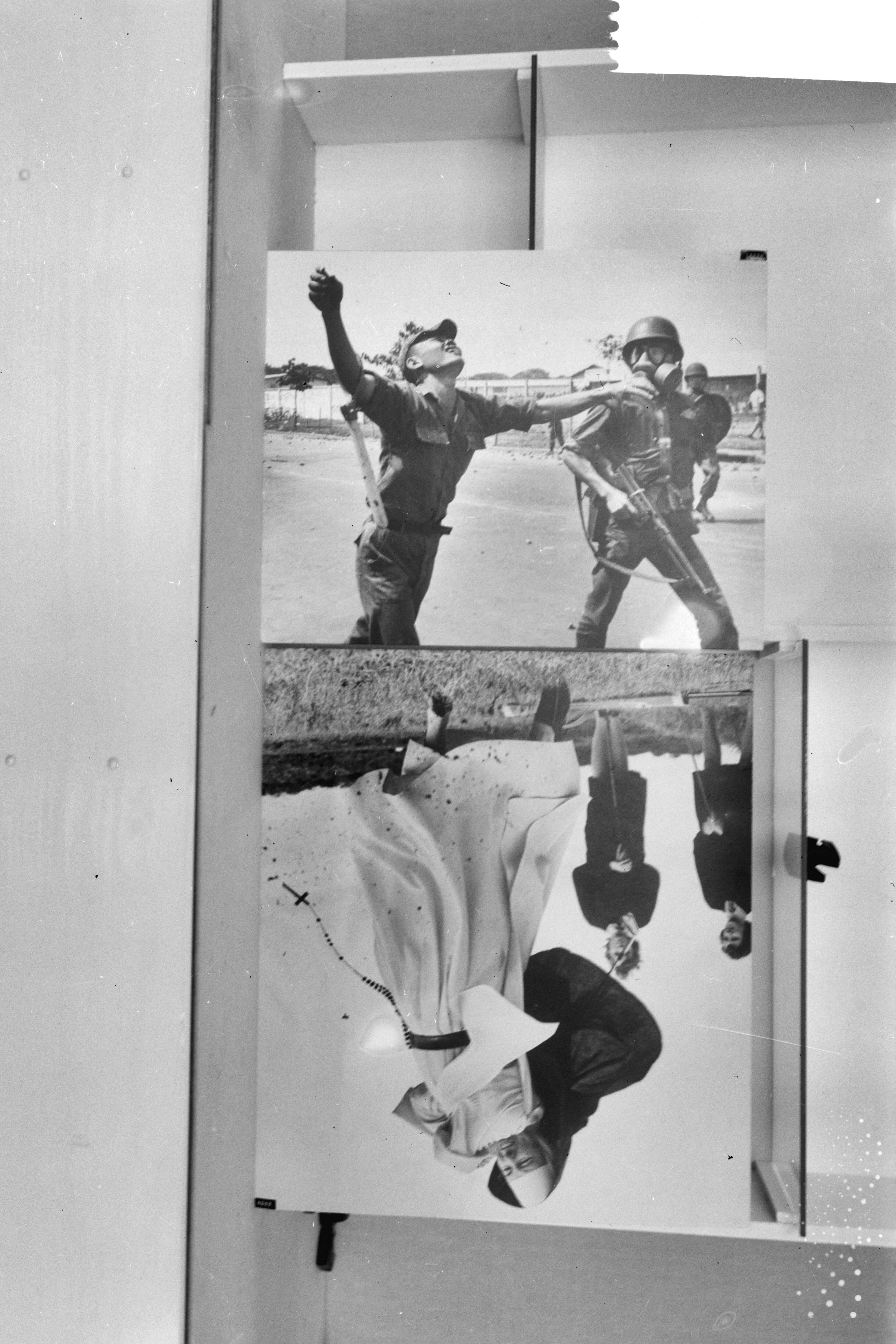 Fotocollectie Anefo — Fotografiewedstrijd World Press Photo in het Gemeentemuseum te Den Haag; een van de ingezonden foto's — Foto: Bilsen, Joop van / Anefo. Licentie: Set B: Rechtenvrij / Publiek Domein. Bron: Nationaal Archief. http://hdl.handle.net/10648/aad104a4-d0b4-102d-bcf8-003048976d84
