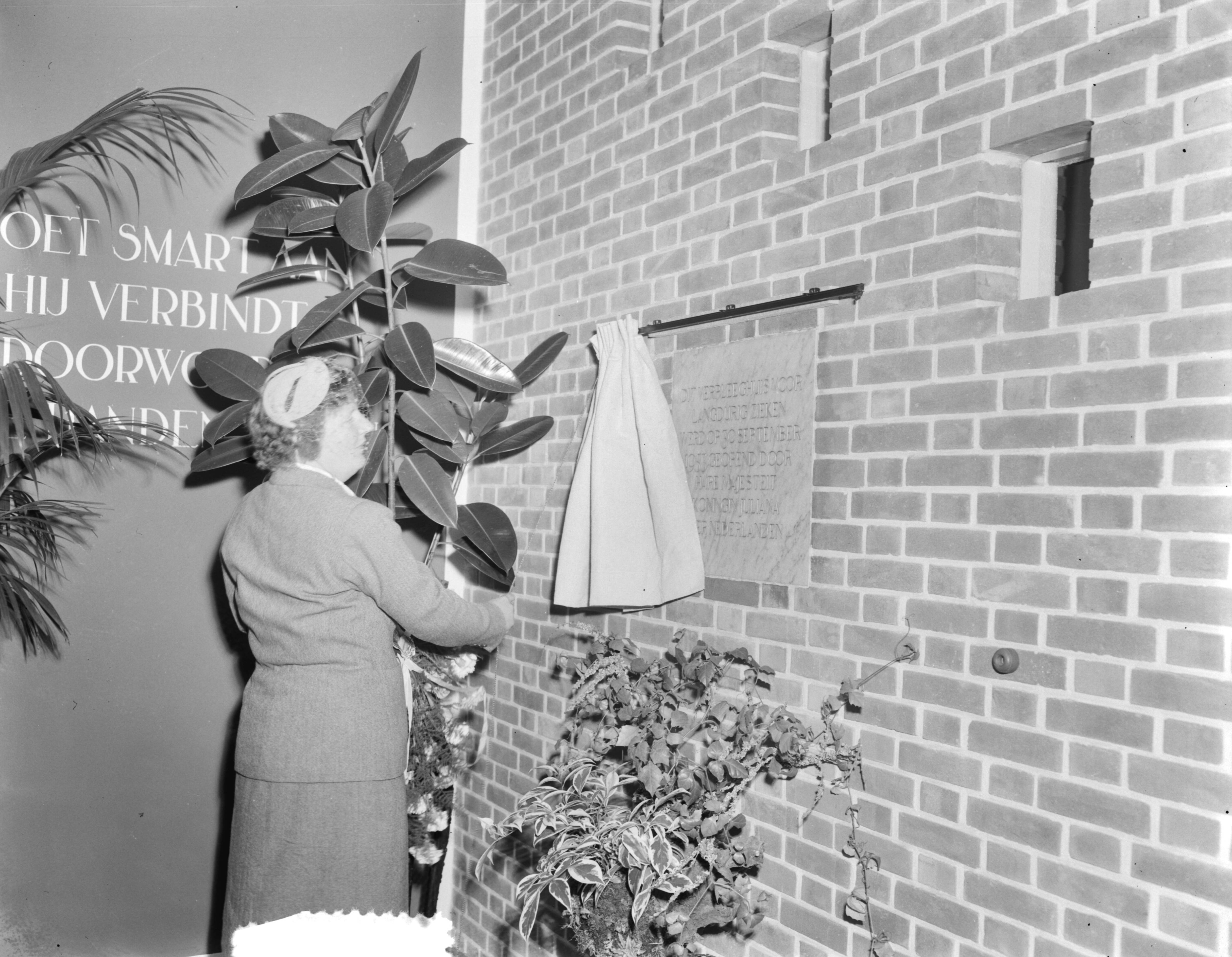 Koningin Juliana verricht de opening van de uitbreiding van het verpleeghuis Der Boede — Koningin Juliana op Duiveland, Het verpleeghuis Der Boede in Koudekerke, Koningin Juliana onthult een plaquette — Foto: Duinen, G.W. van / Anefo. Licentie: Set B: Rechtenvrij / Publiek Domein. Bron: Nationaal Archief. http://hdl.handle.net/10648/a914409a-d0b4-102d-bcf8-003048976d84