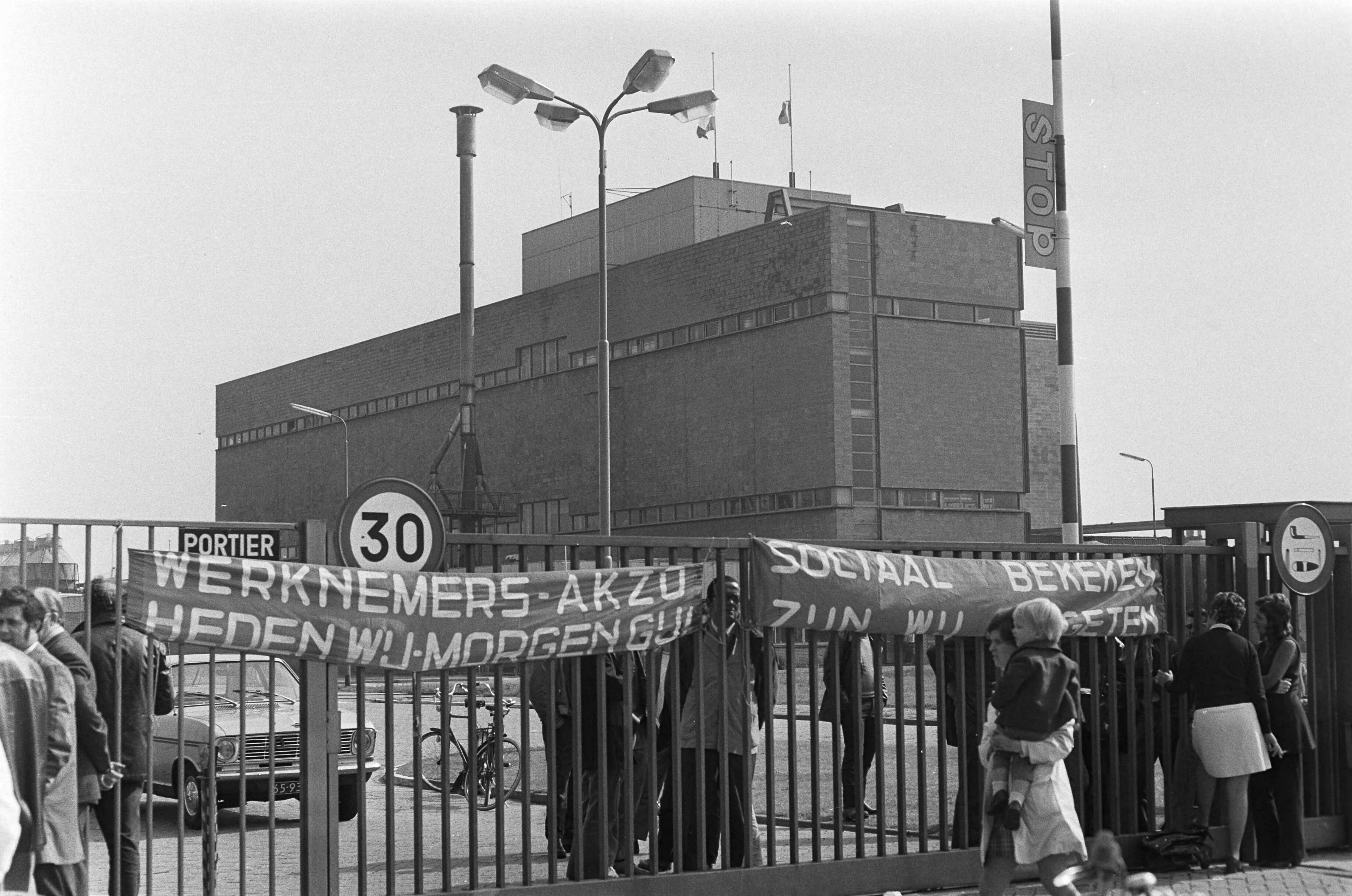 Fotocollectie Anefo — Werknemers hebben ENKA Breda bezet, spandoeken aan de poort — Foto: Peters, Hans / Anefo. Licentie: Set B: Rechtenvrij / Publiek Domein. Bron: Nationaal Archief. http://hdl.handle.net/10648/abf67e90-d0b4-102d-bcf8-003048976d84