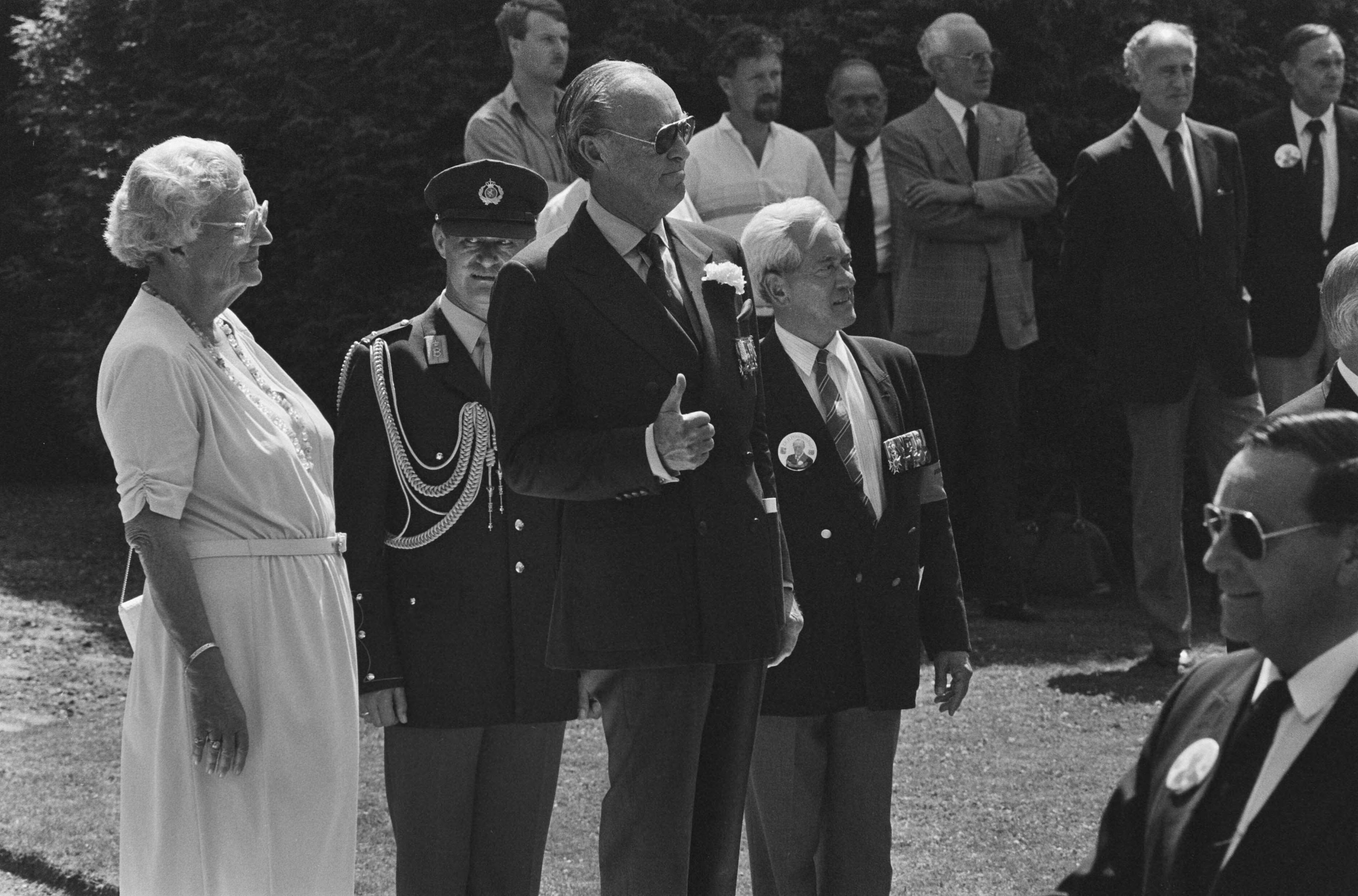 Fotocollectie Anefo — Vervolg regering viering 75e verjaardag Prins Bernhard op Soestdijk; div. met Prins Bernhard en Prinses Juliana — Foto: Bogaerts, Rob / Anefo. Licentie: Set B: Rechtenvrij / Publiek Domein. Bron: Nationaal Archief. http://hdl.handle.net/10648/ad550464-d0b4-102d-bcf8-003048976d84