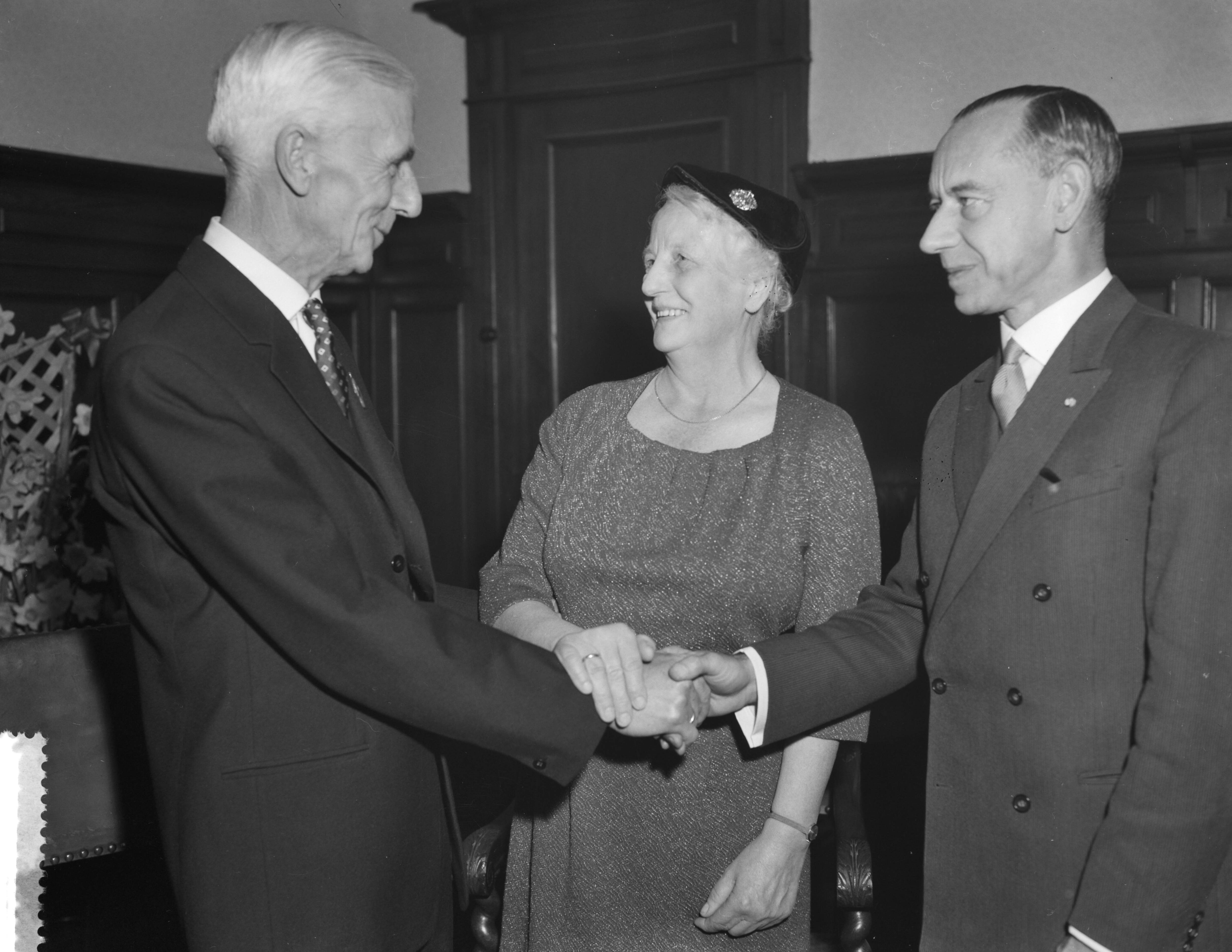 Fotocollectie Anefo — De heer H. J. Voors , secretaris van de Koninklijke Algemene Vereniging van Bloembollencultuur te Haarlem is gehuldigd i.v.m. zijn 40-jarig jubileum — Foto: Rossem, Wim van / Anefo. Licentie: Set B: Rechtenvrij / Publiek Domein. Bron: Nationaal Archief. http://hdl.handle.net/10648/a9a3c206-d0b4-102d-bcf8-003048976d84