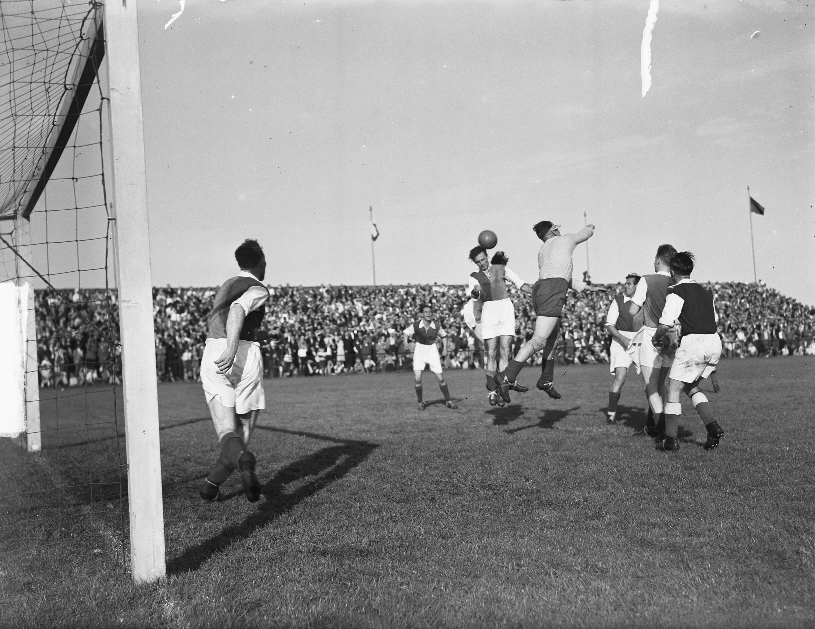 Fotocollectie Anefo — Voetbal. RCH-SVV 1-1. Spelmoment — Foto: Merk, Ben / Anefo. Licentie: Set B: Rechtenvrij / Publiek Domein. Bron: Nationaal Archief. http://hdl.handle.net/10648/a8ceca7e-d0b4-102d-bcf8-003048976d84