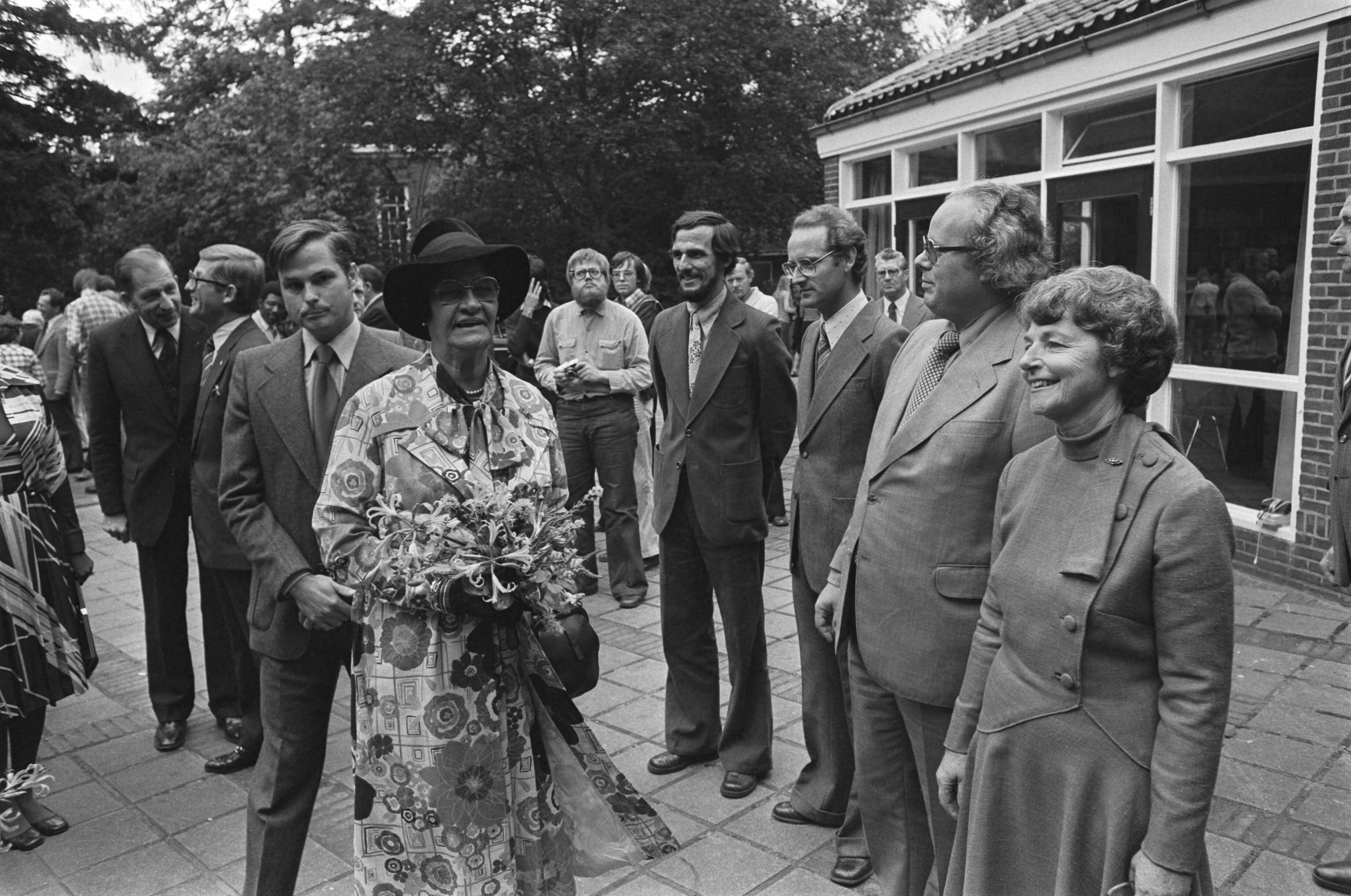 Fotocollectie Anefo — Staatsbezoek president Suriname; mevr. Ferrier met Prinses Margriet bezoekt Instituut Onderwijs voor Blinden in Huizen (rechts Van Kemenade ) — Foto: Verhoeff, Bert / Anefo. Licentie: Set B: Rechtenvrij / Publiek Domein. Bron: Nationaal Archief. http://hdl.handle.net/10648/aca2be62-d0b4-102d-bcf8-003048976d84