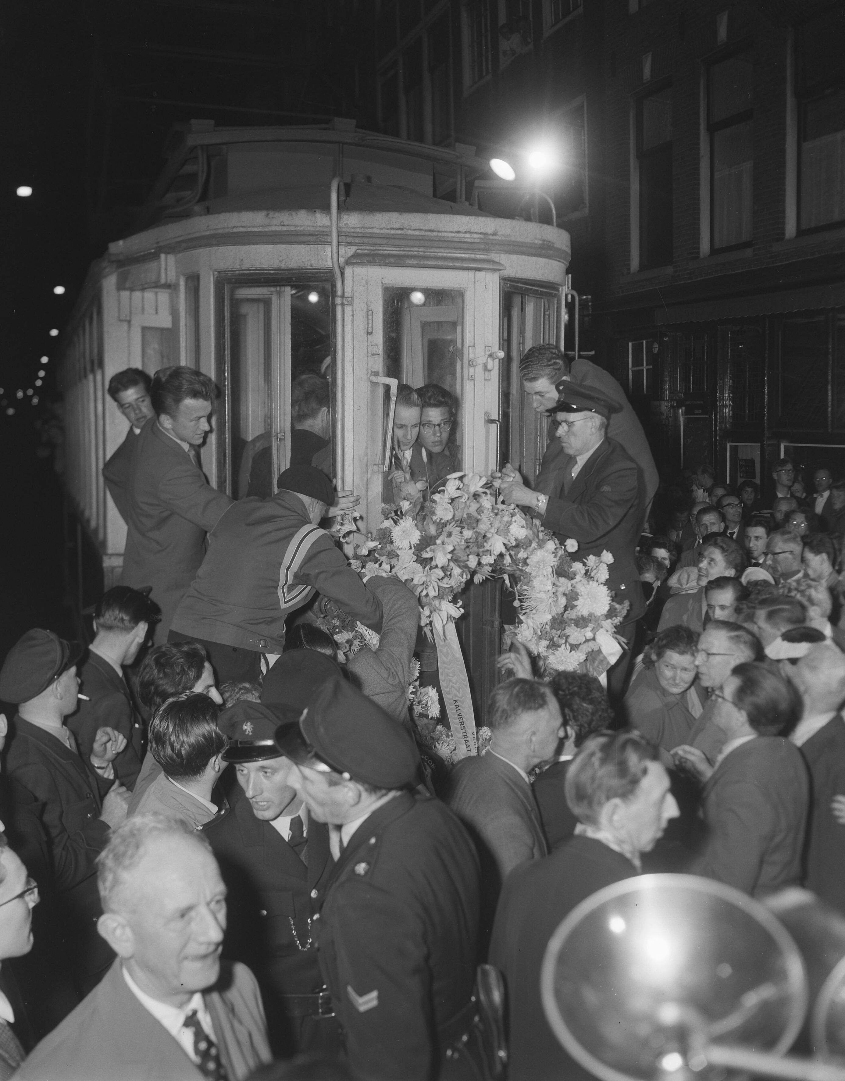 Fotocollectie Anefo — Laatste rit van de Haarlemse tram ["De Blauwe Tram"] naar Zandvoort — Foto: Pot, Harry / Anefo. Licentie: Set B: Rechtenvrij / Publiek Domein. Bron: Nationaal Archief. http://hdl.handle.net/10648/a968b2a6-d0b4-102d-bcf8-003048976d84